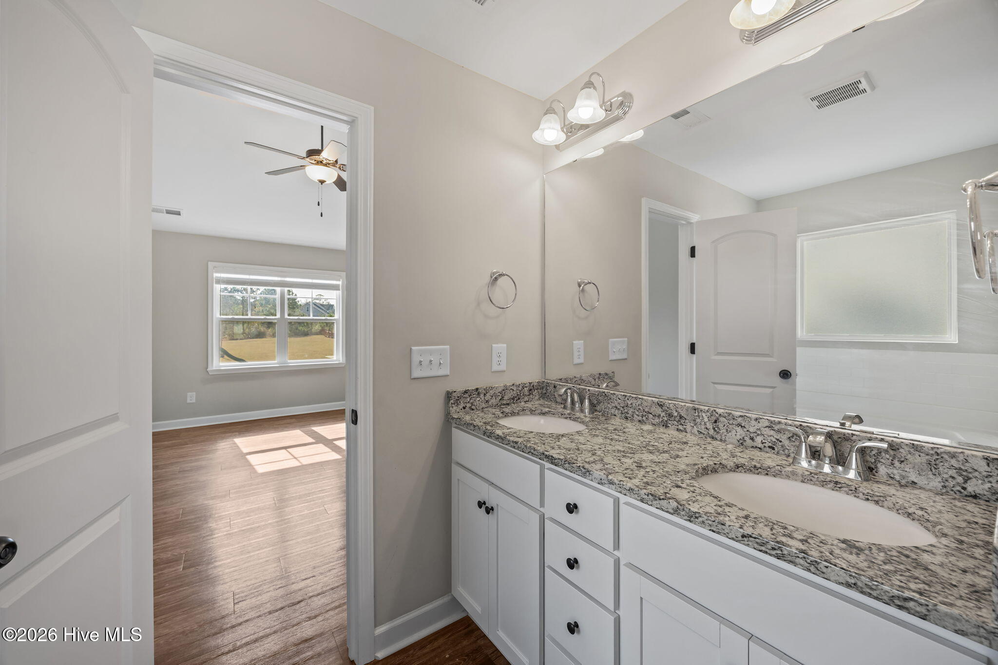 100559276 | Photo 16