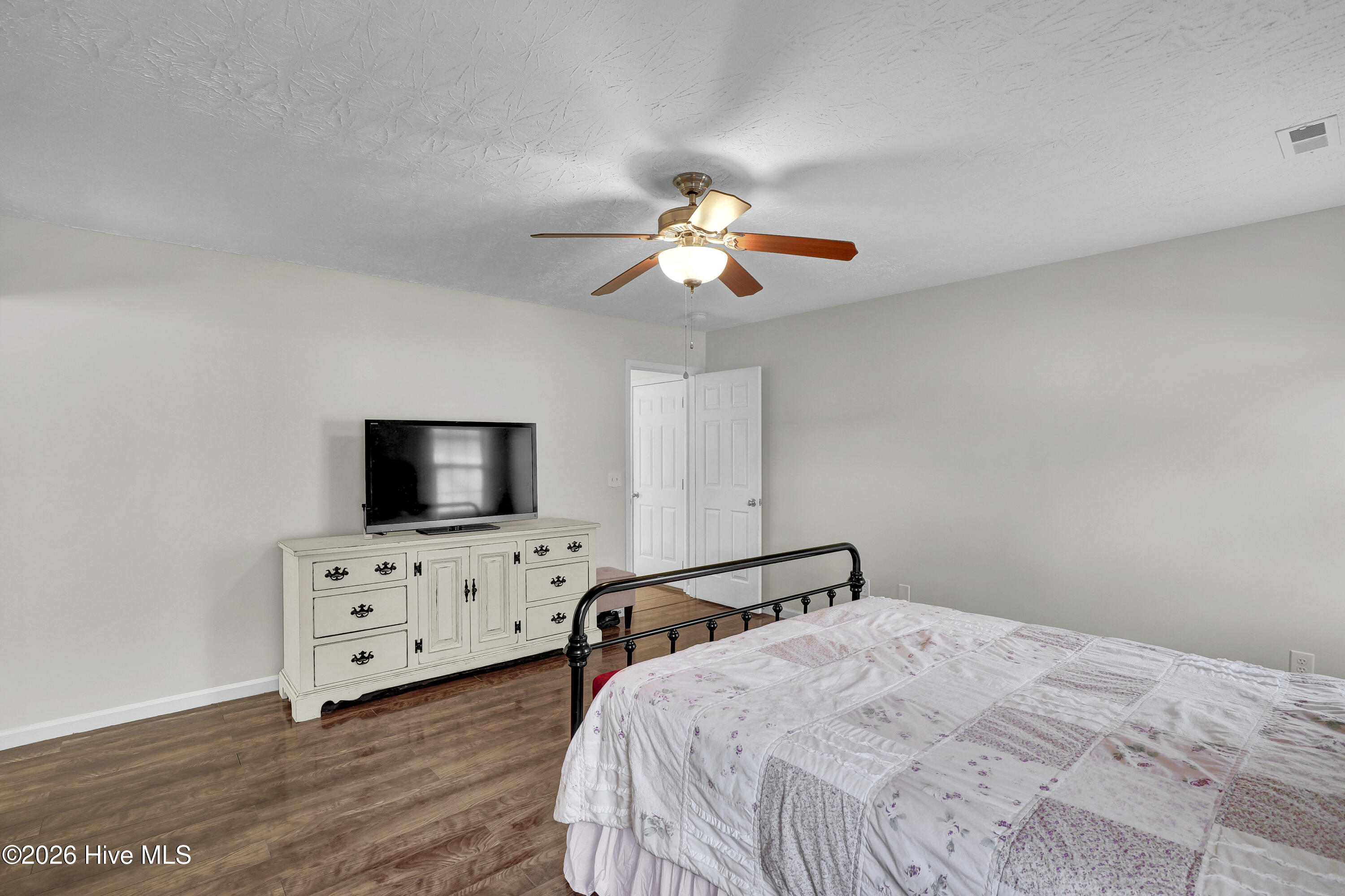 100550562 | Photo 26