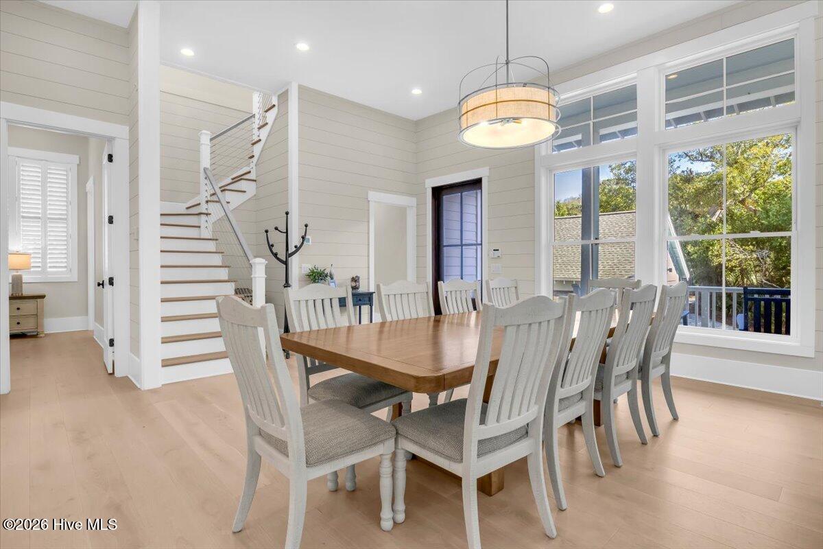 100563677 | Photo 19