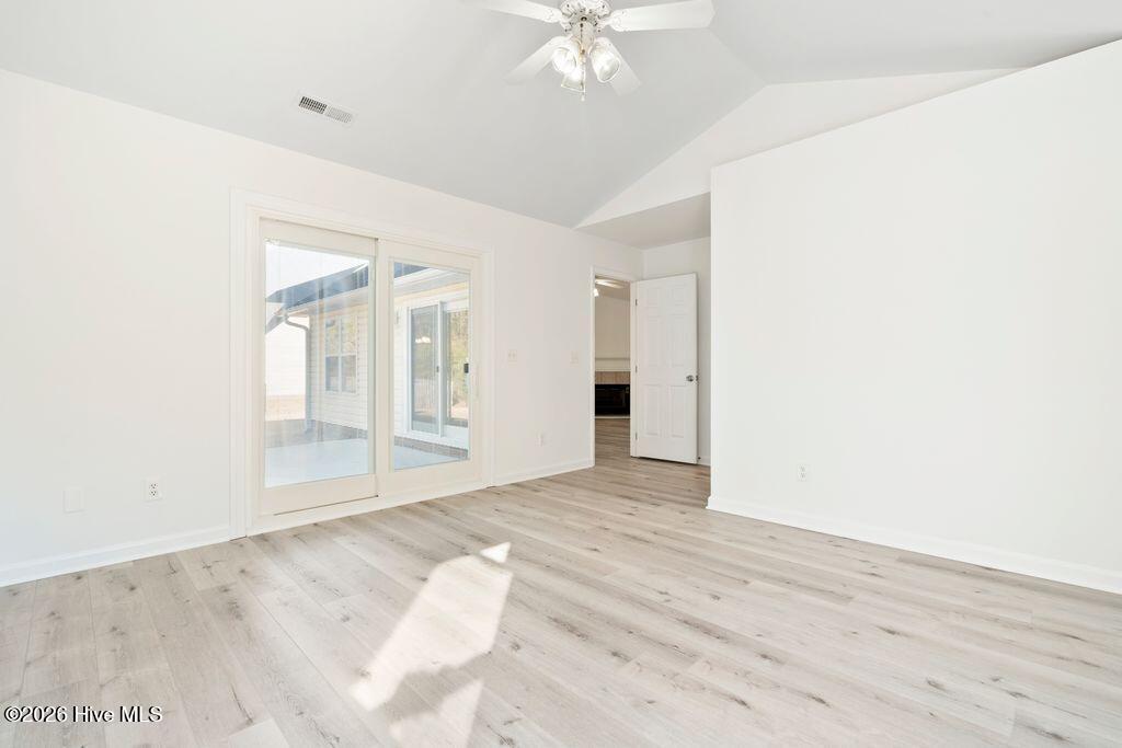 100548851 | Photo 18