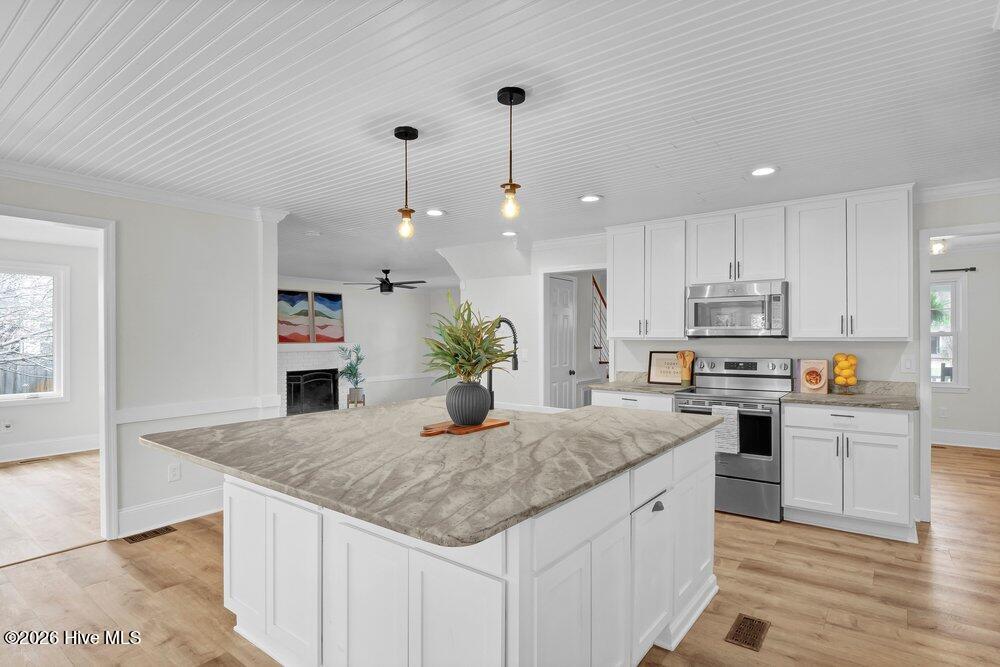 100562479 | Photo 11