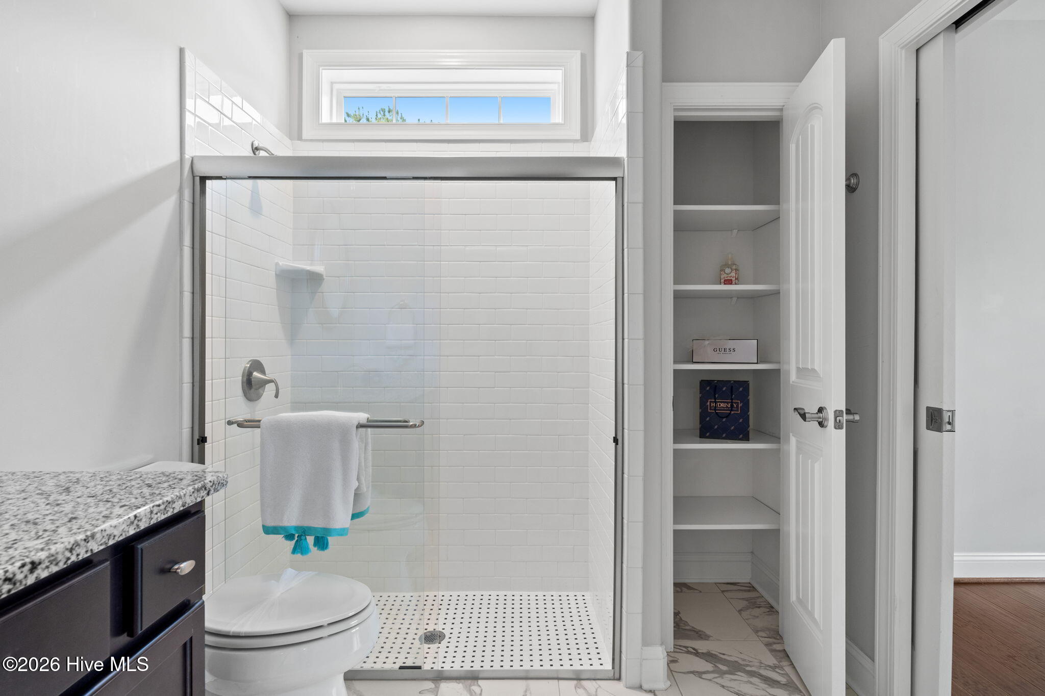 100566605 | Photo 35