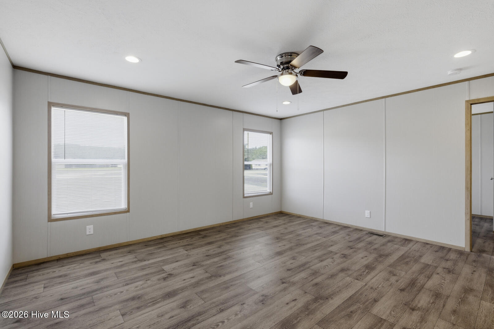 100565358 | Photo 31