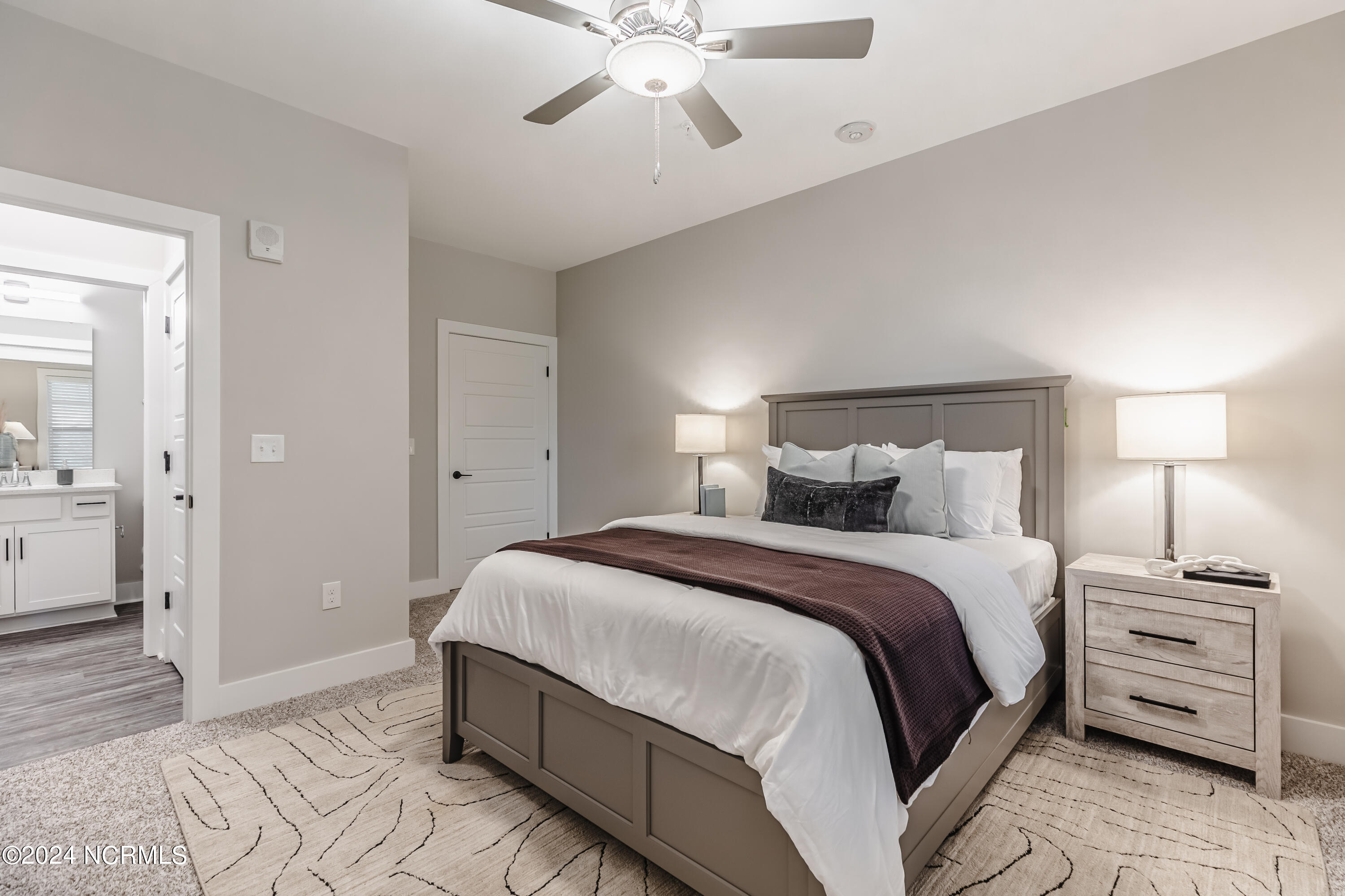 100547860 | Photo 25