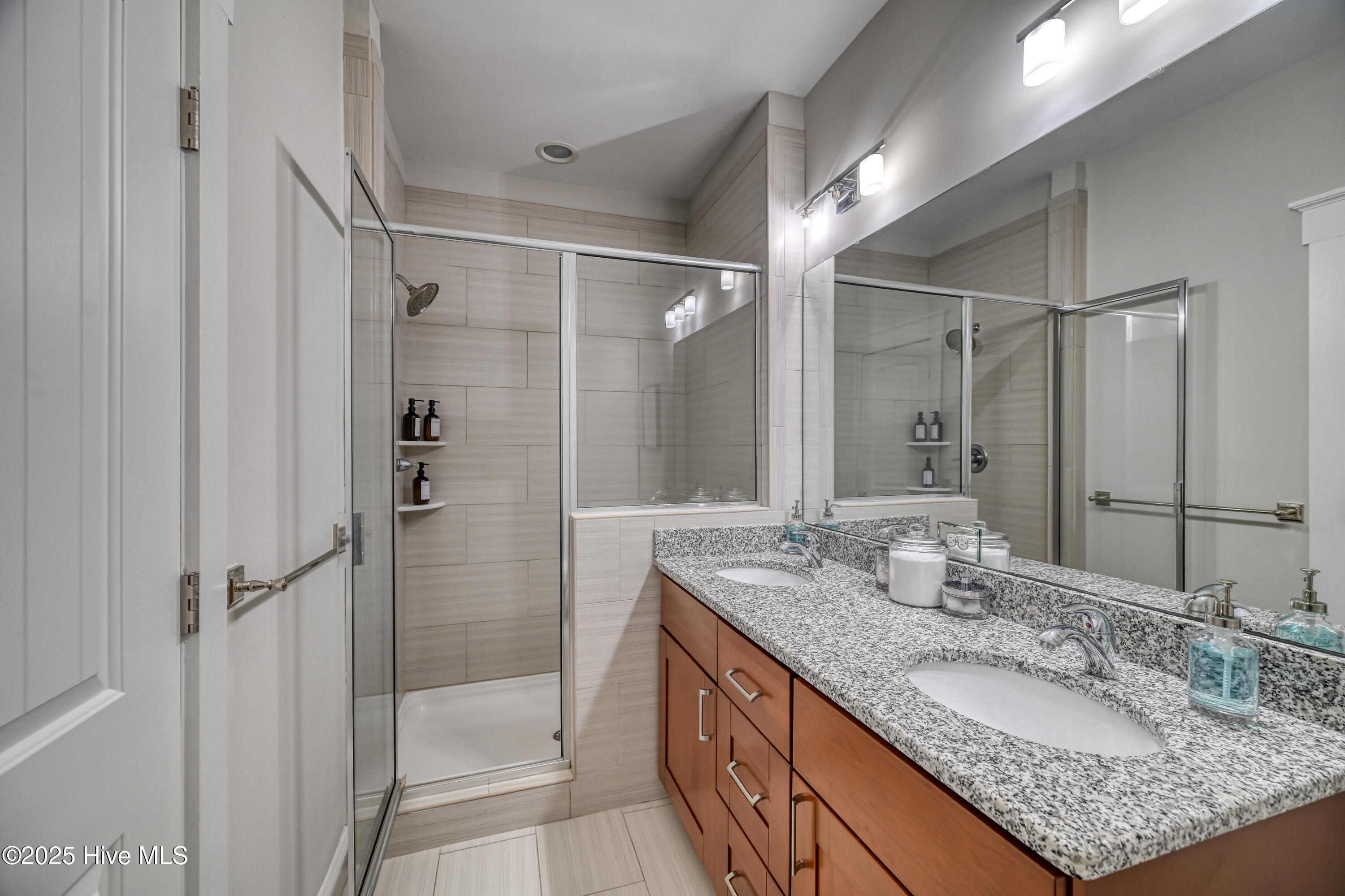 100543491 | Photo 49