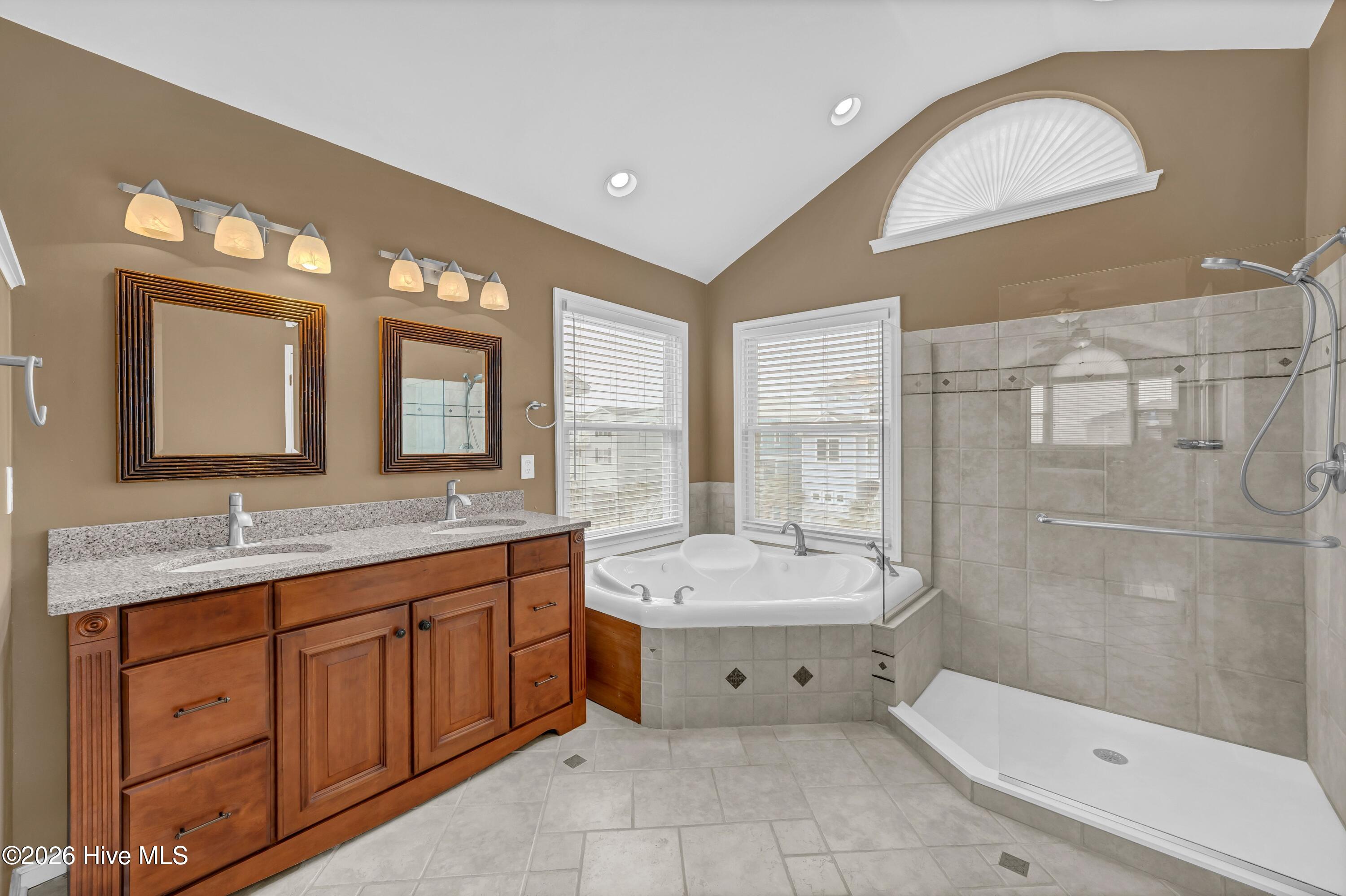 100556301 | Photo 18