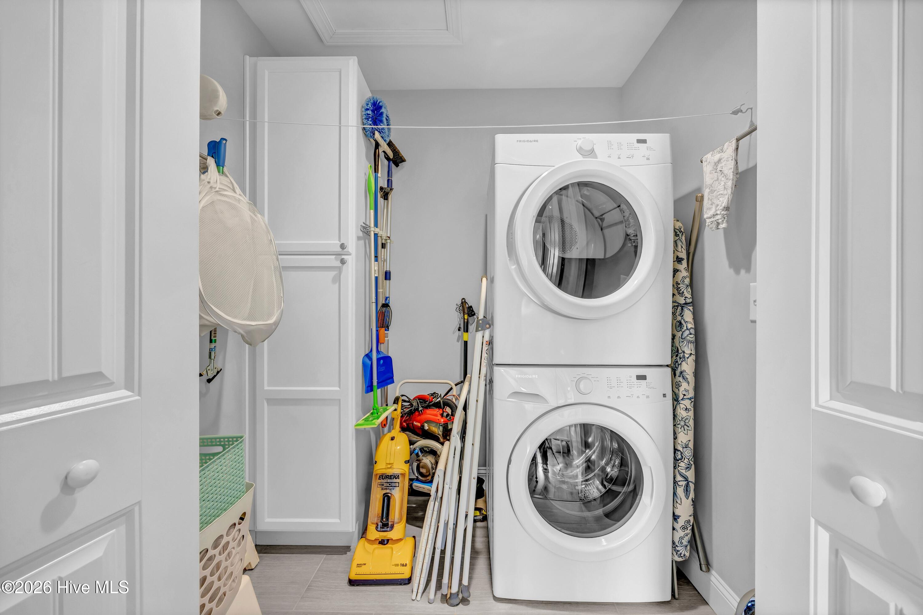 100565000 | Photo 16