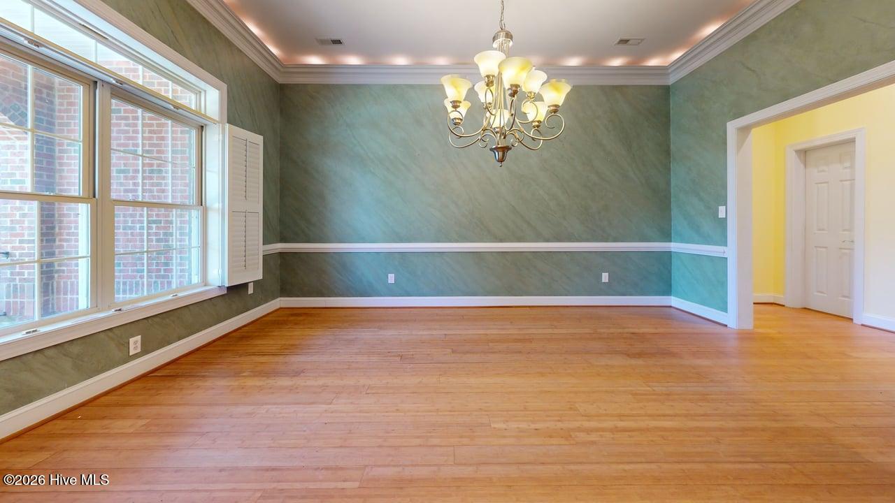 100568487 | Photo 51