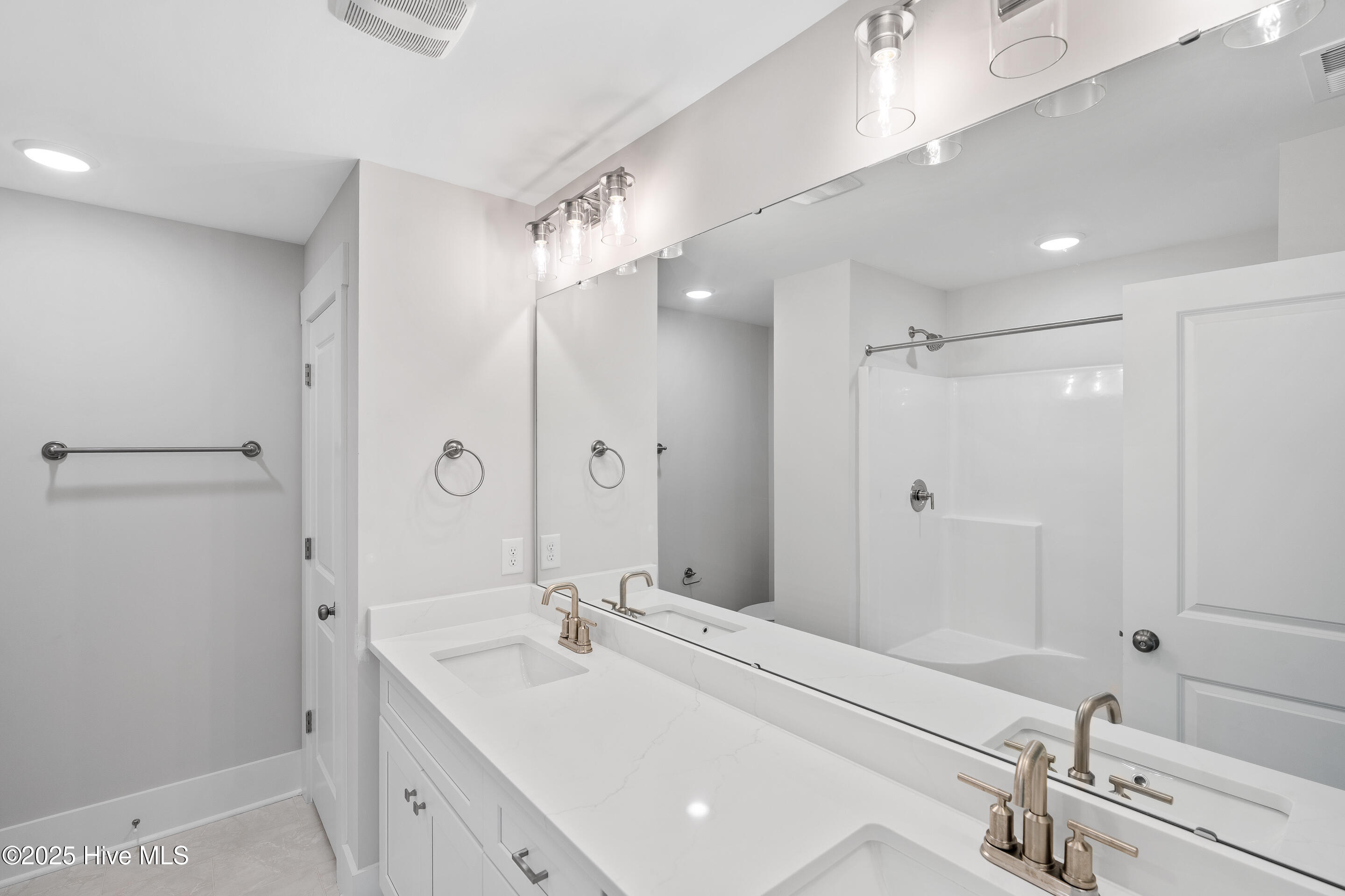 100516828 | Photo 22