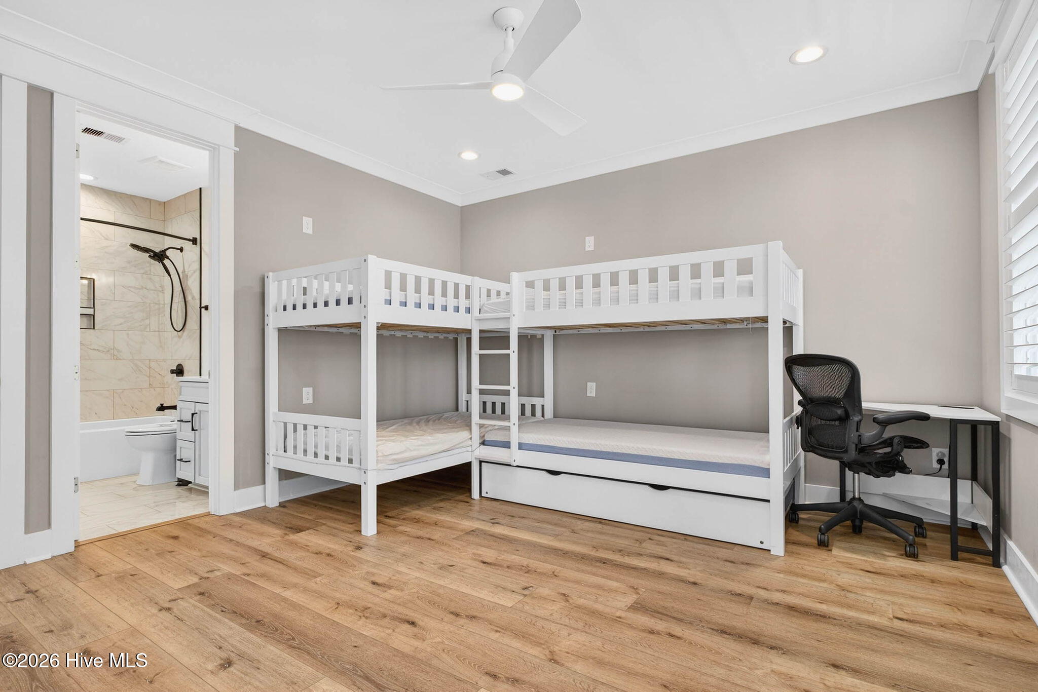 100560531 | Photo 26