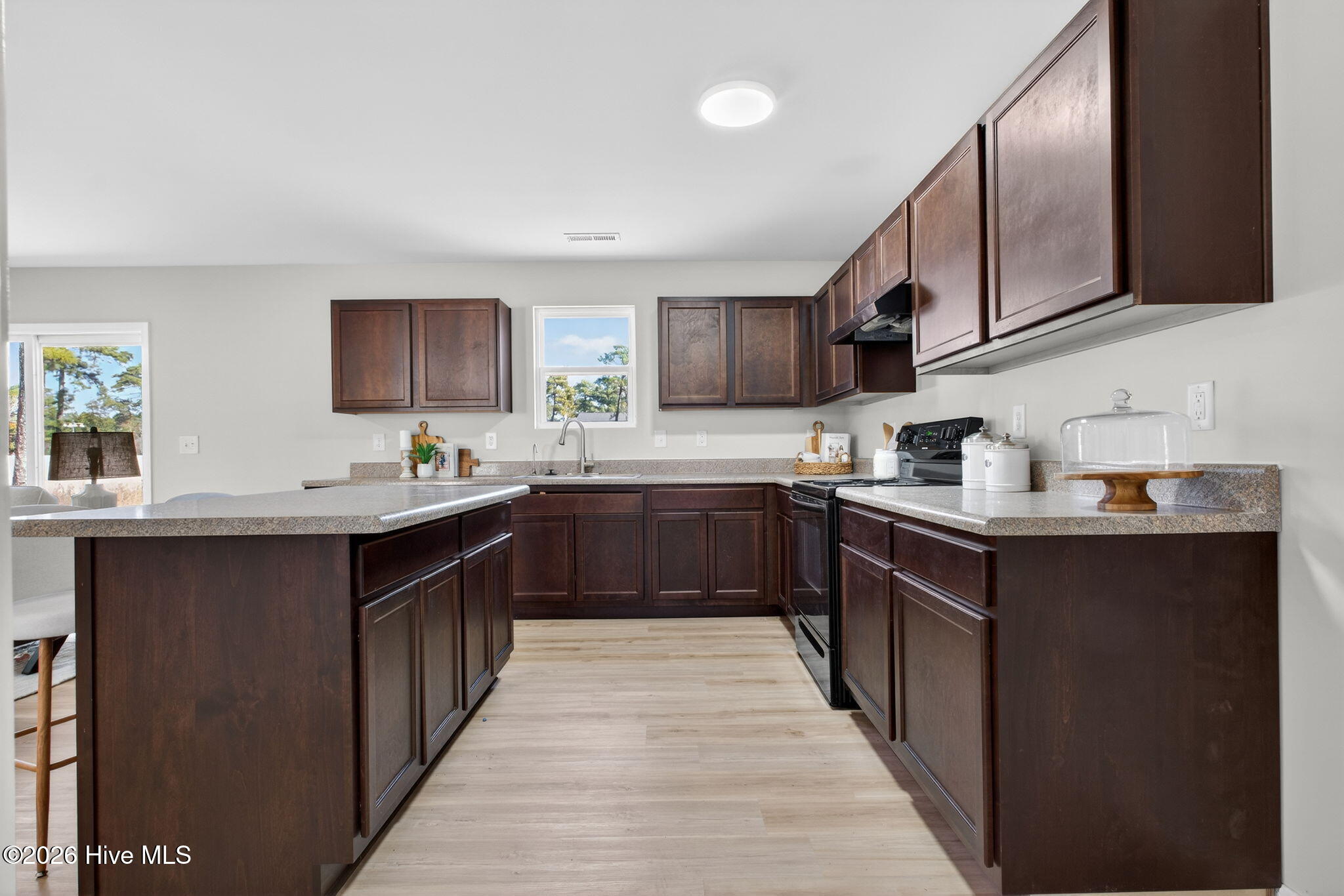 100553620 | Photo 11