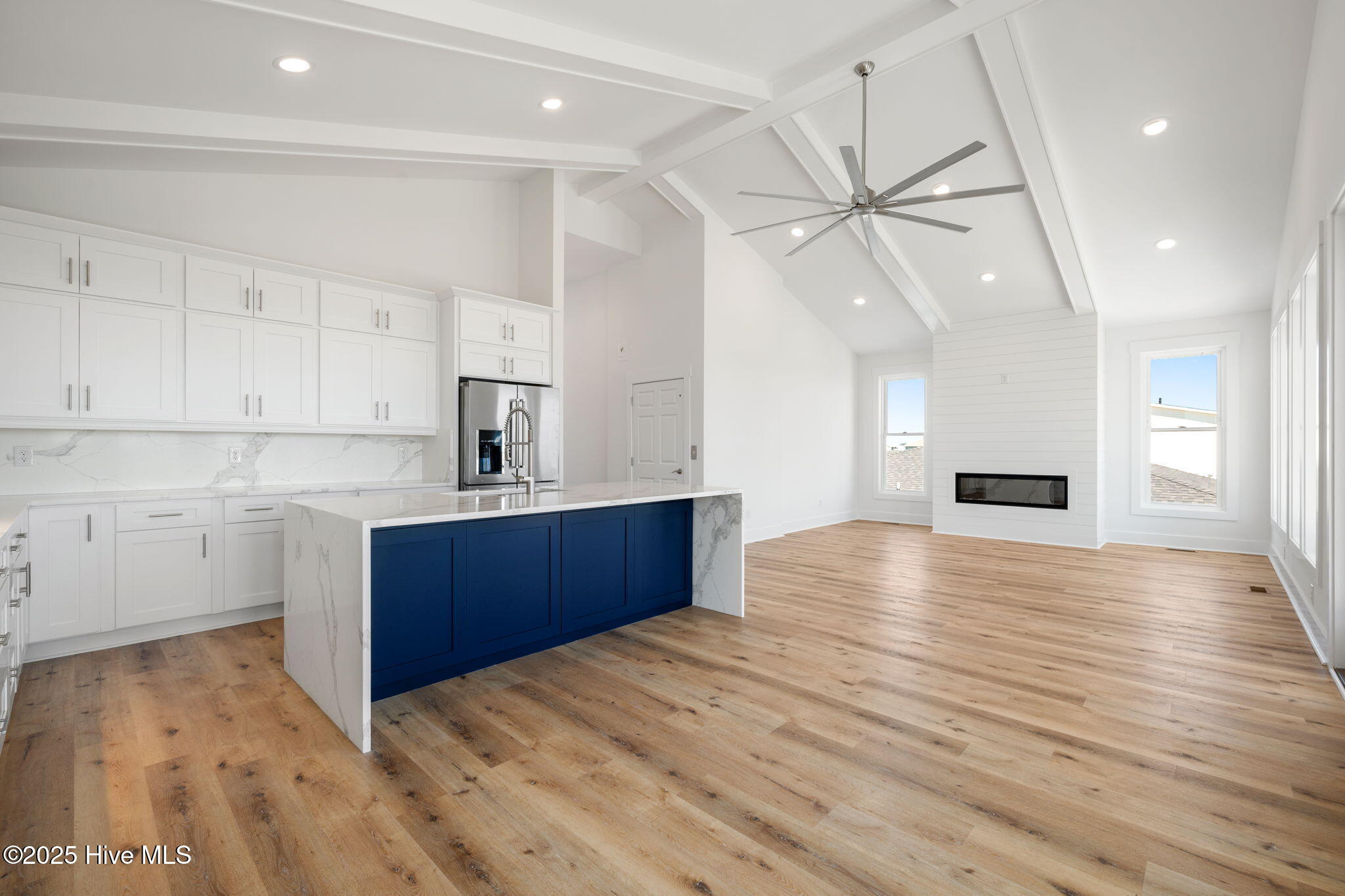 100525403 | Photo 13