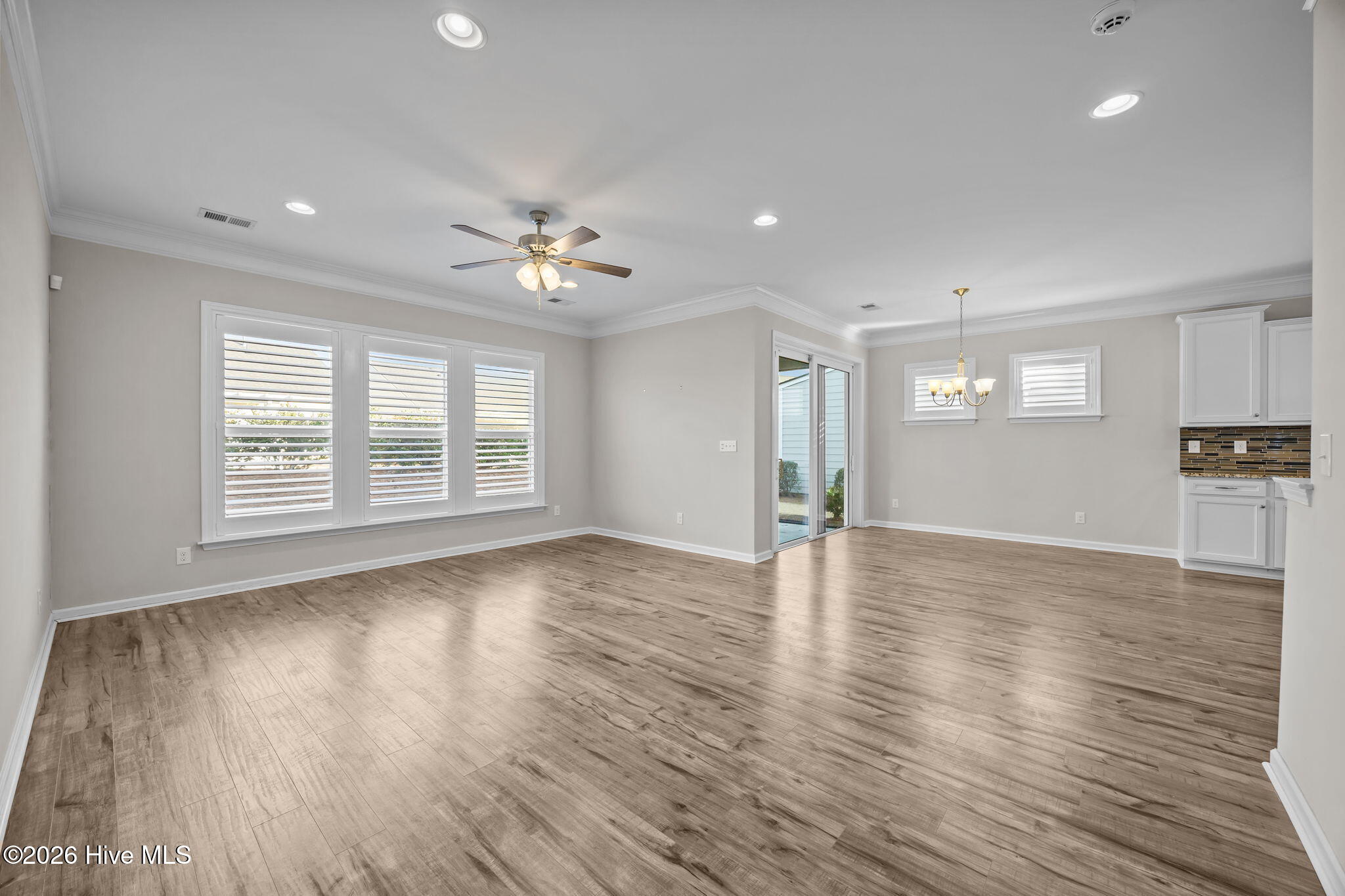 100552007 | Photo 43