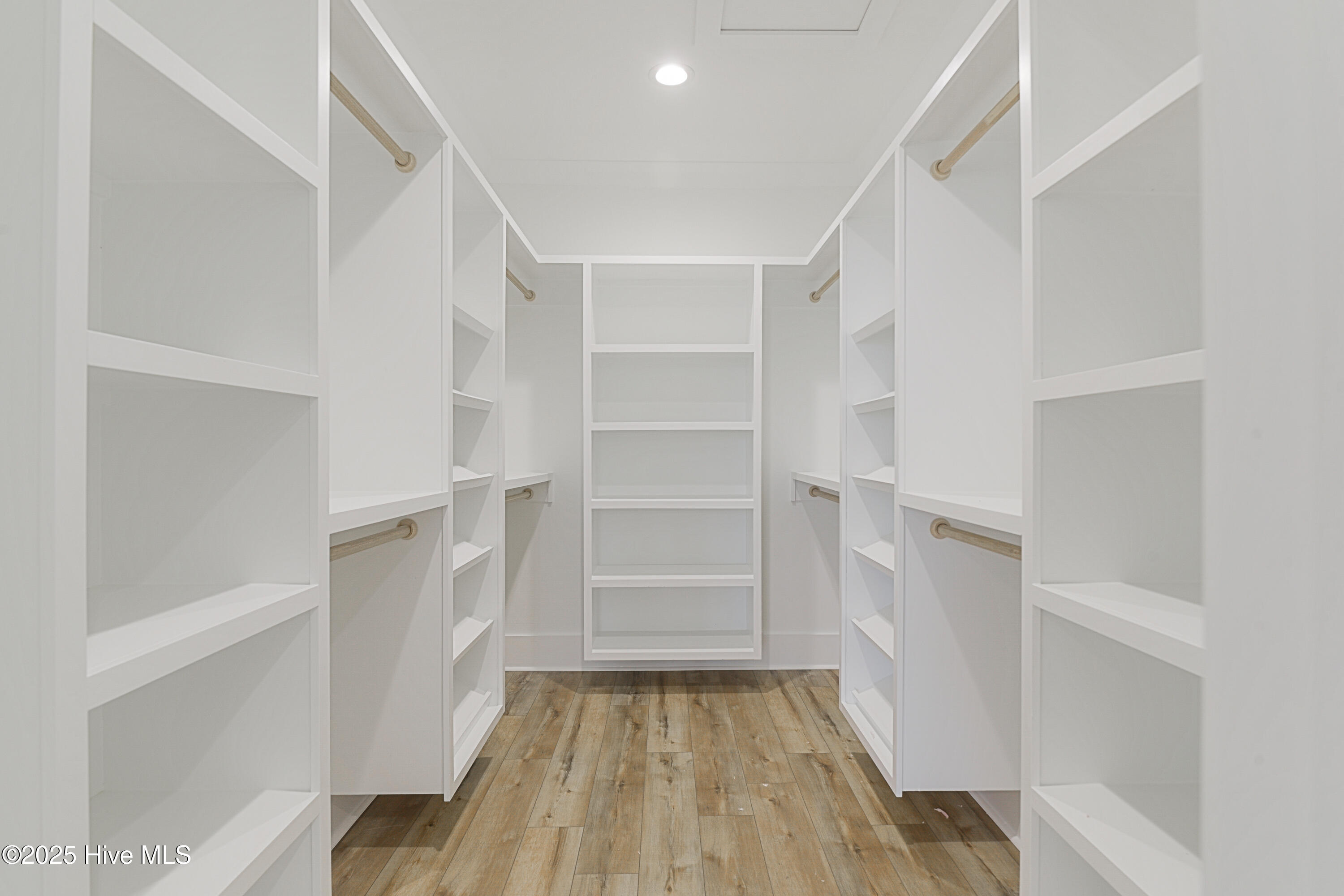 100520217 | Photo 25