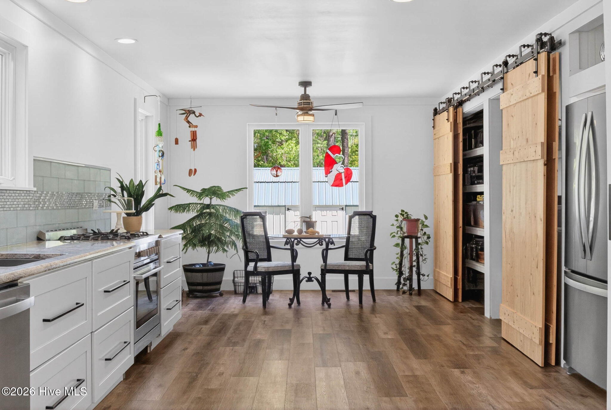 100568923 | Photo 22