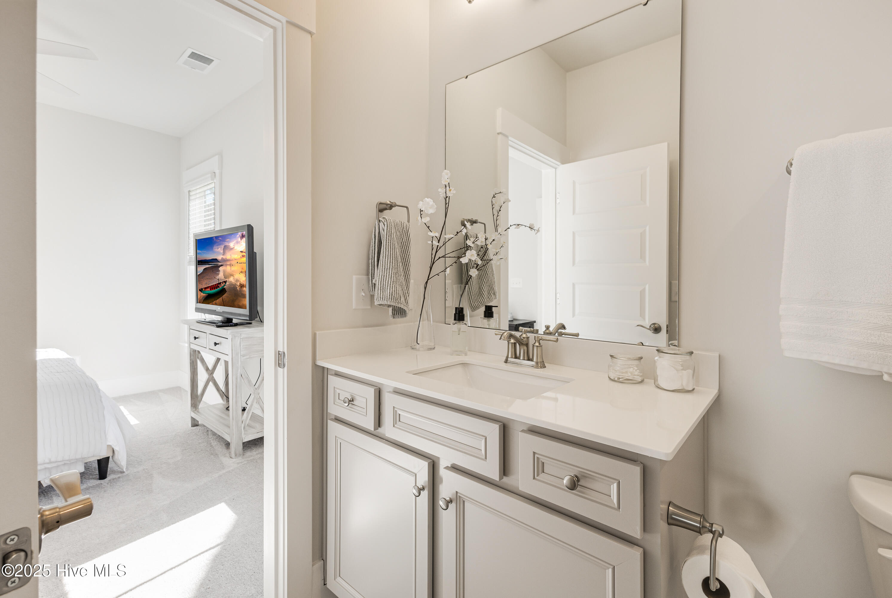 100553825 | Photo 33