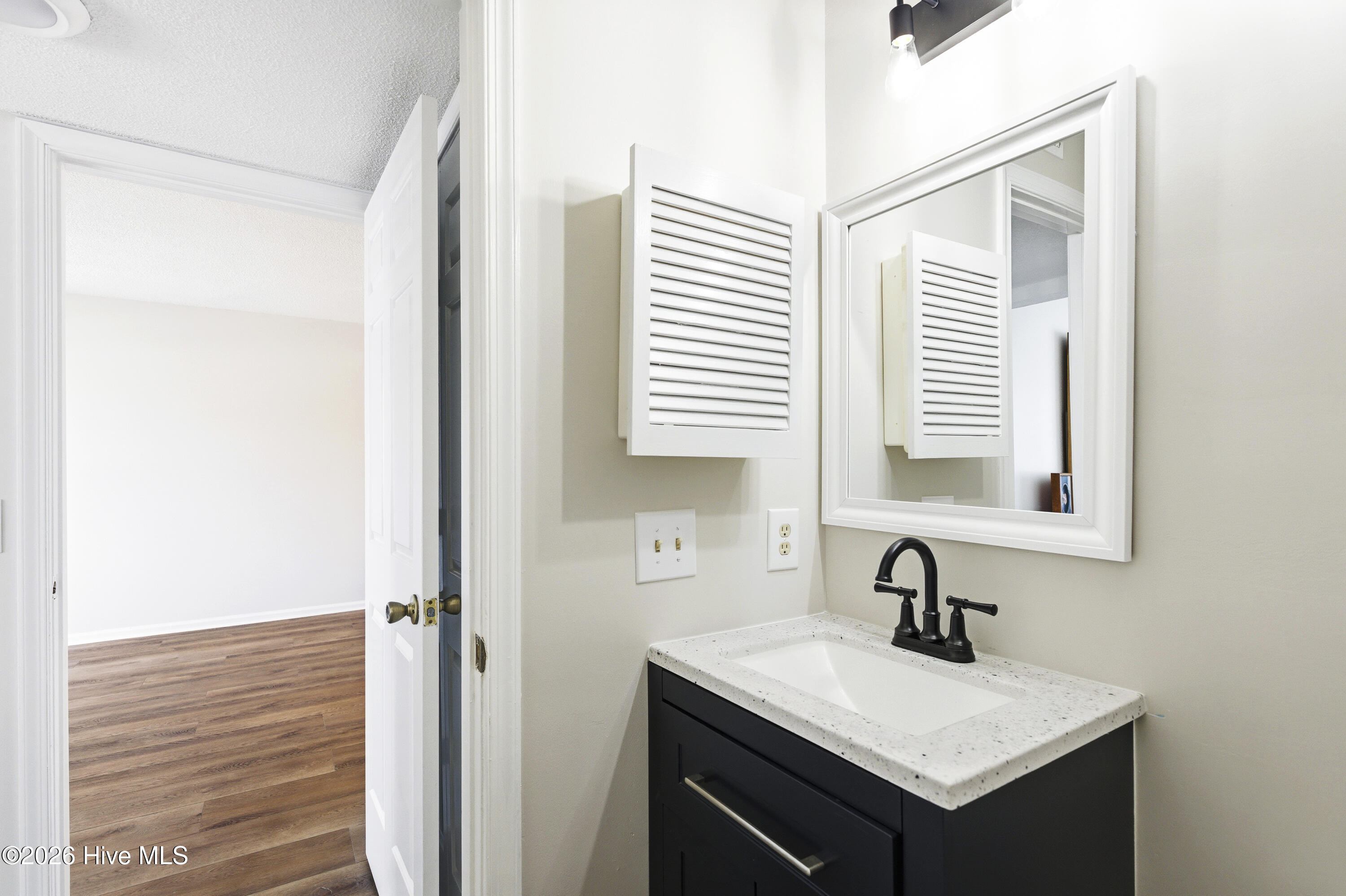 100567945 | Photo 17