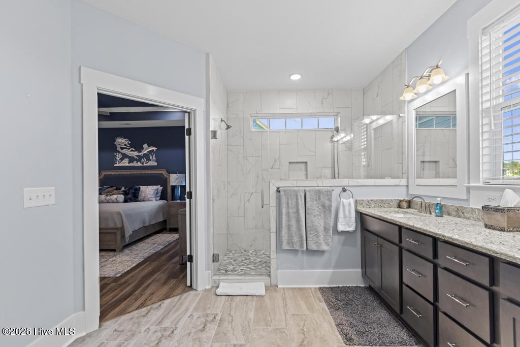 100569844 | Photo 37