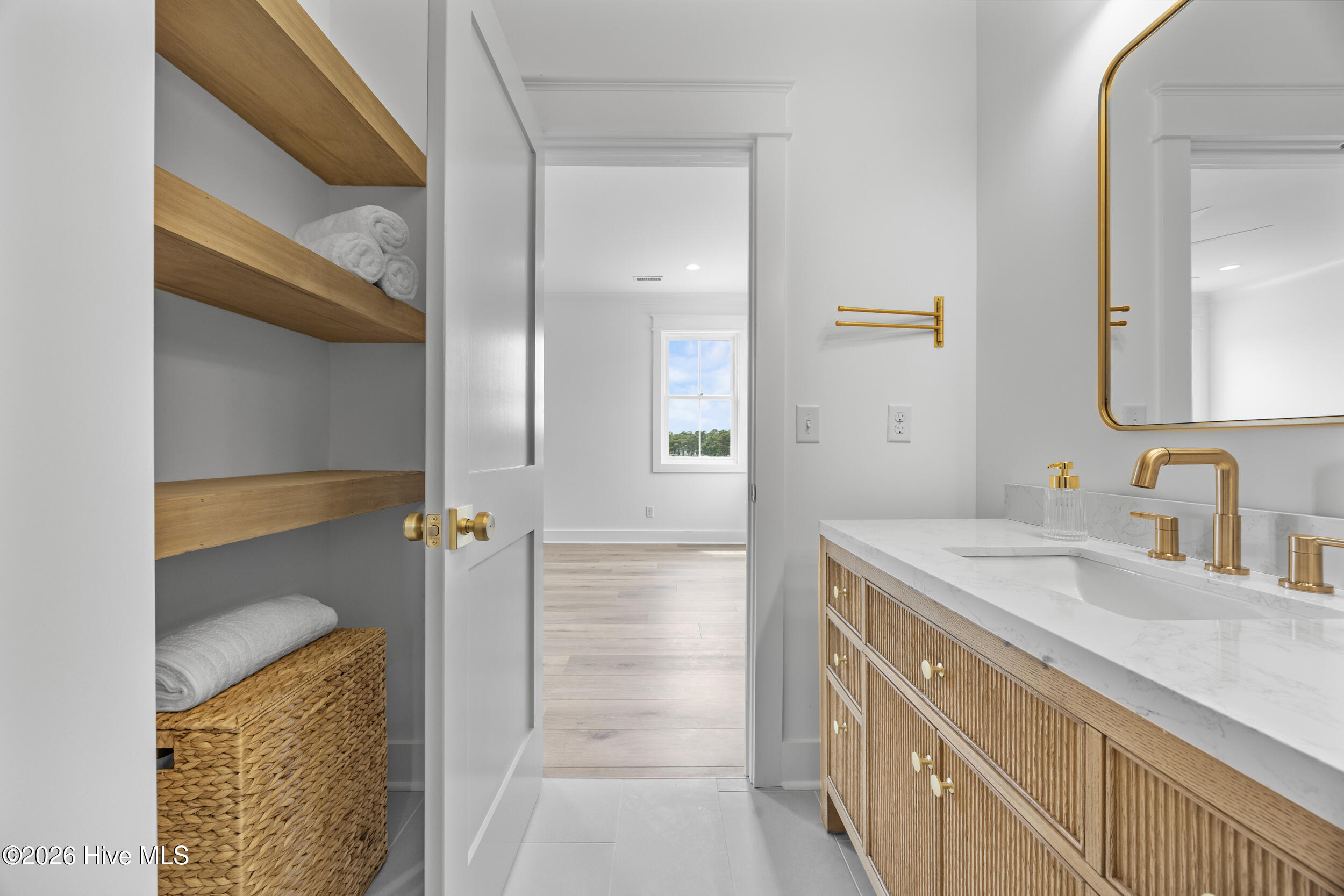 100570401 | Photo 42