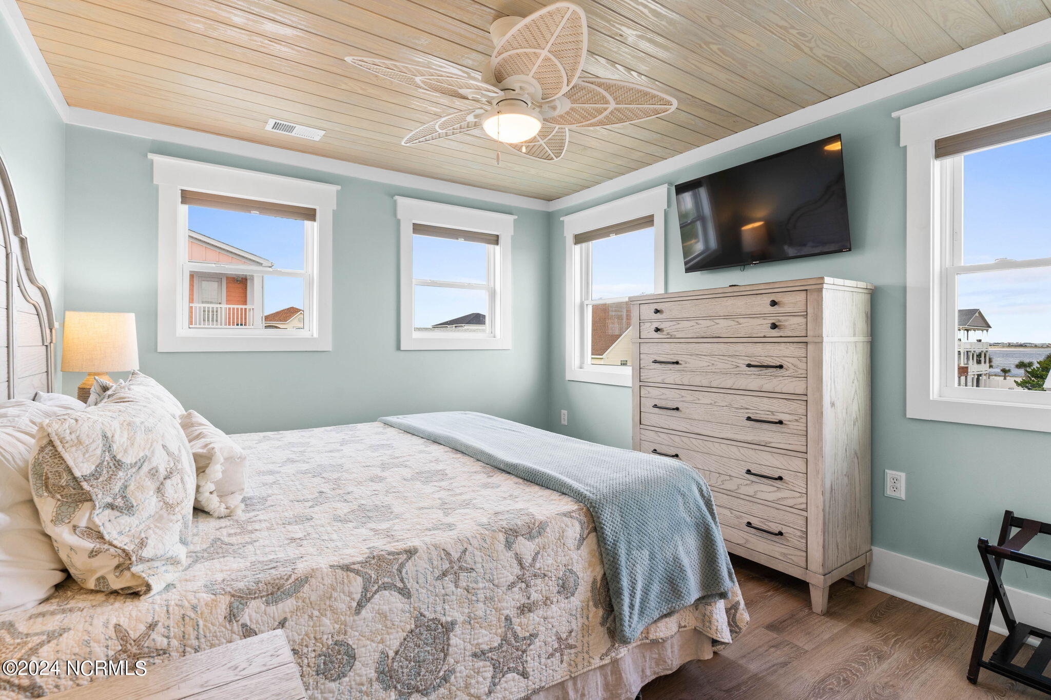 100464984 | Photo 44