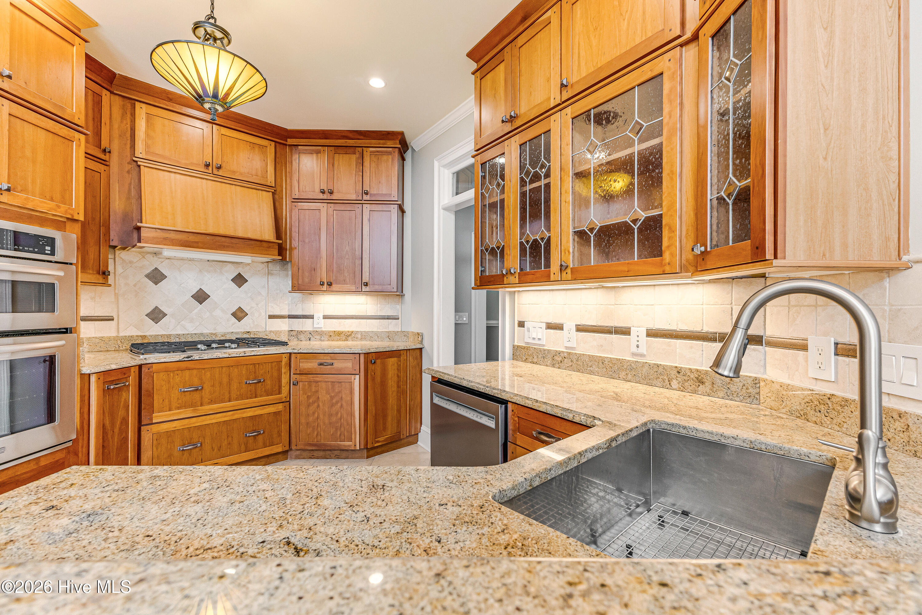 100563168 | Photo 15