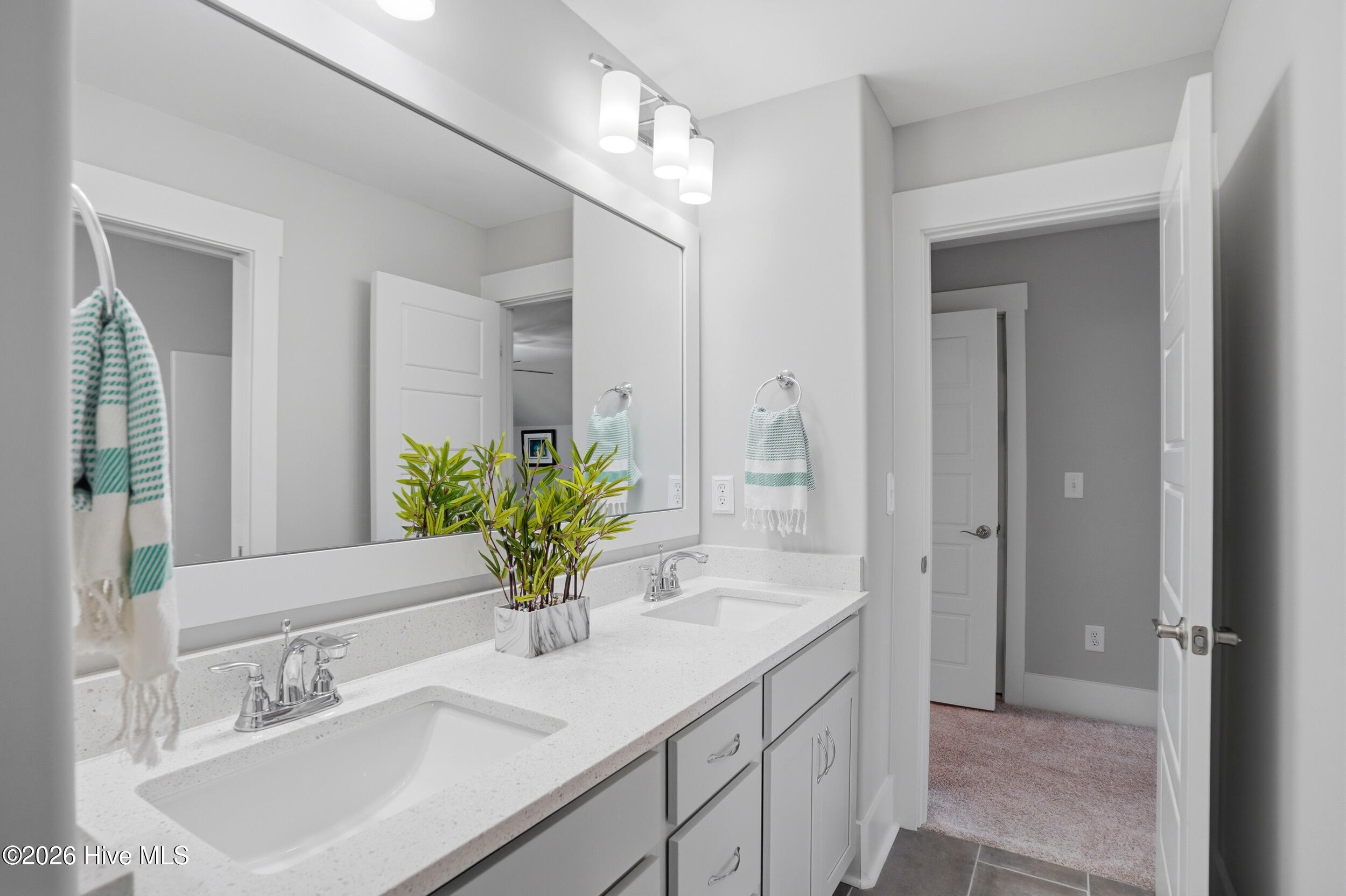 100565471 | Photo 34