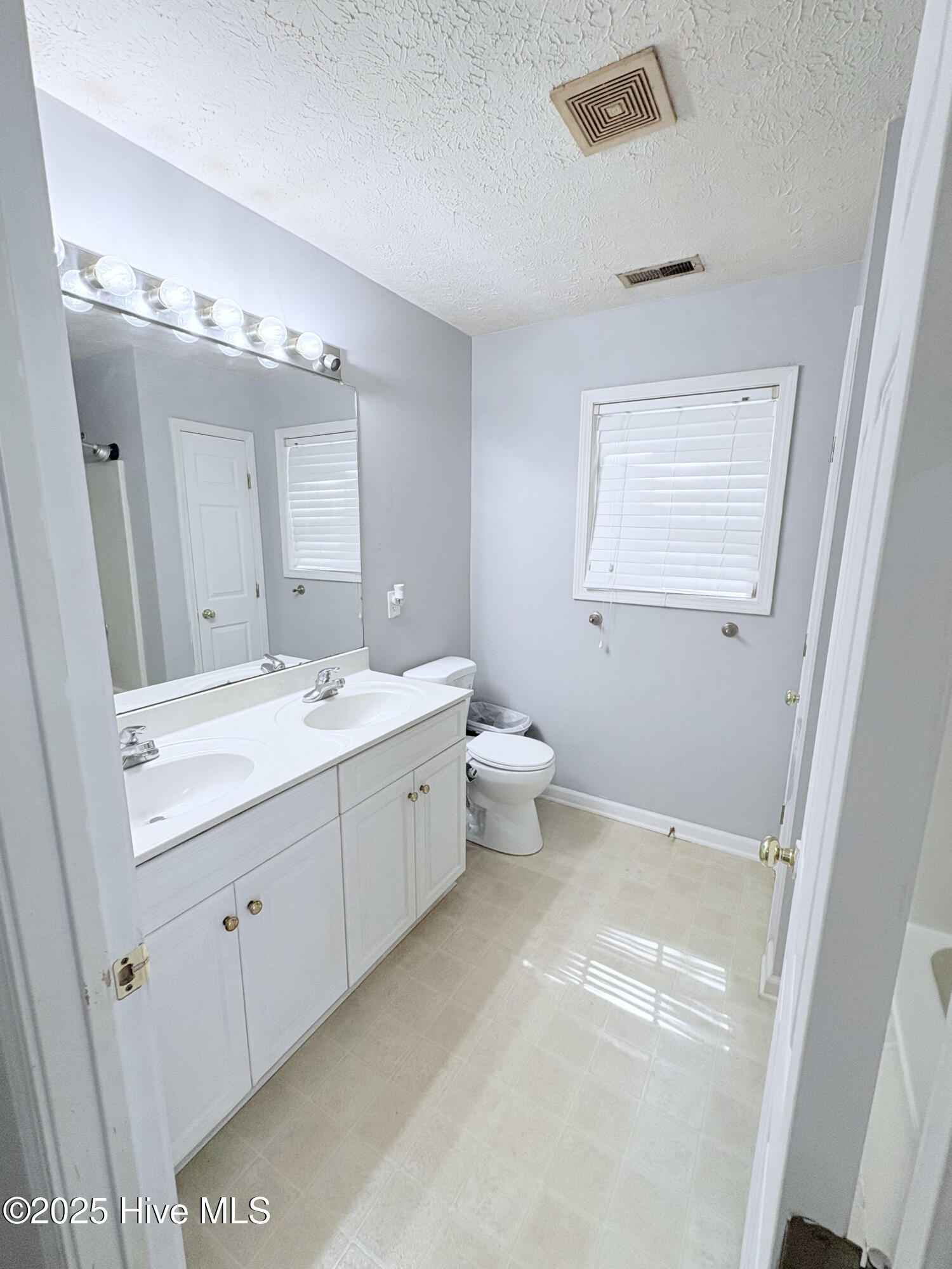 100563747 | Photo 19