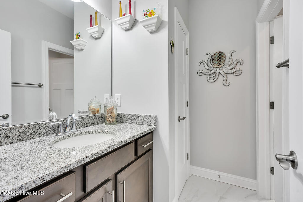 100561587 | Photo 20