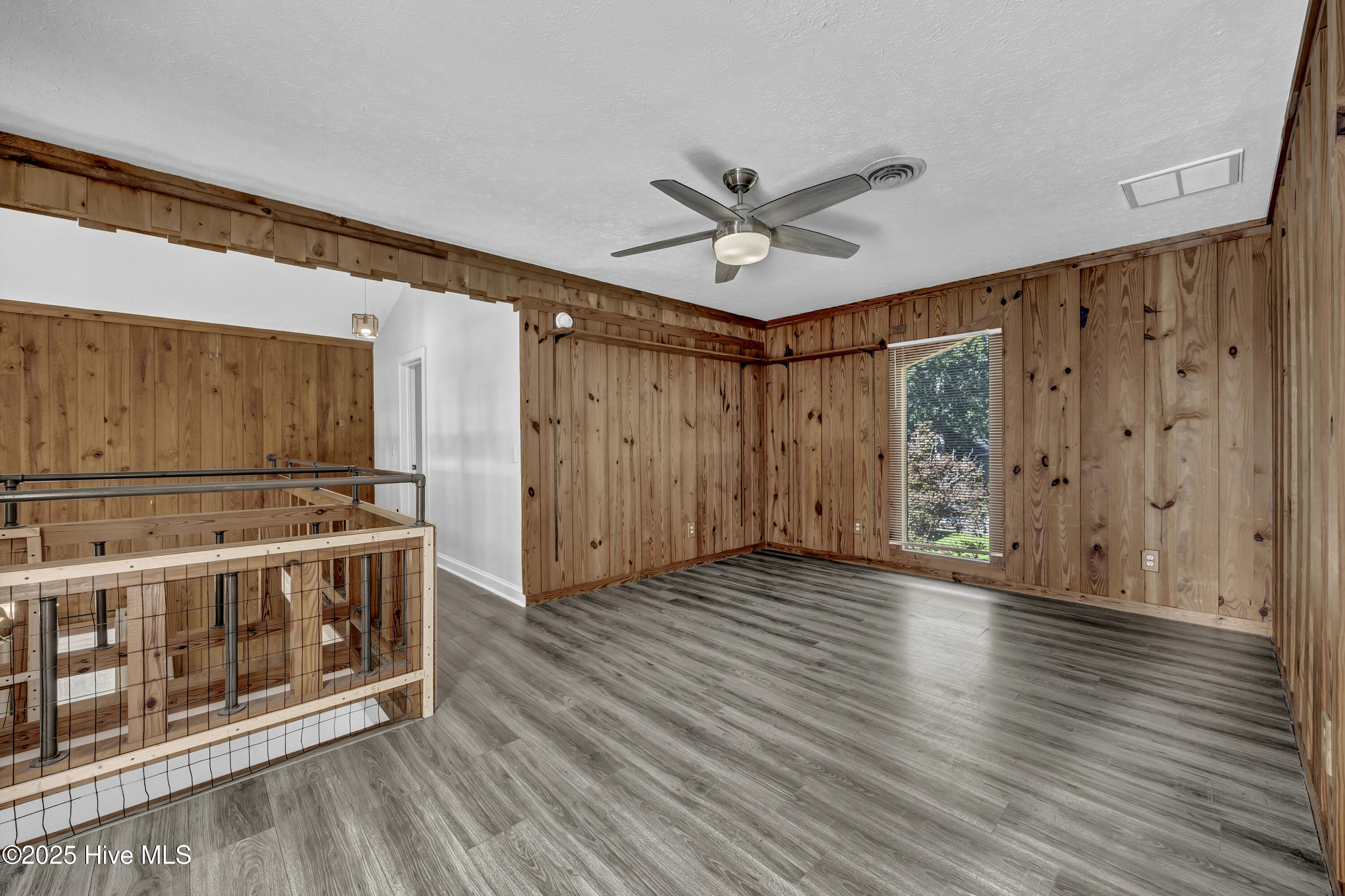 100527769 | Photo 13