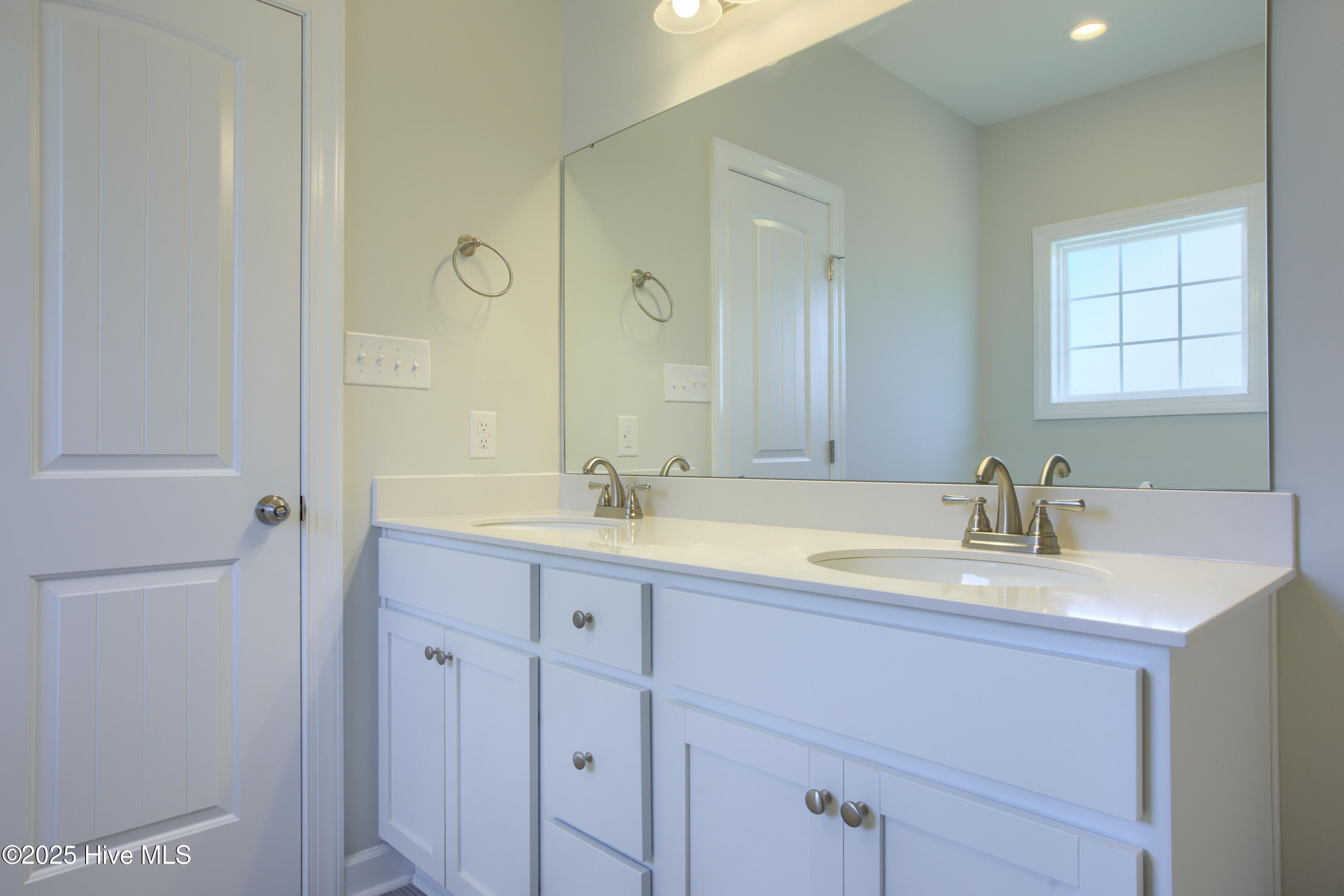 100527049 | Photo 24