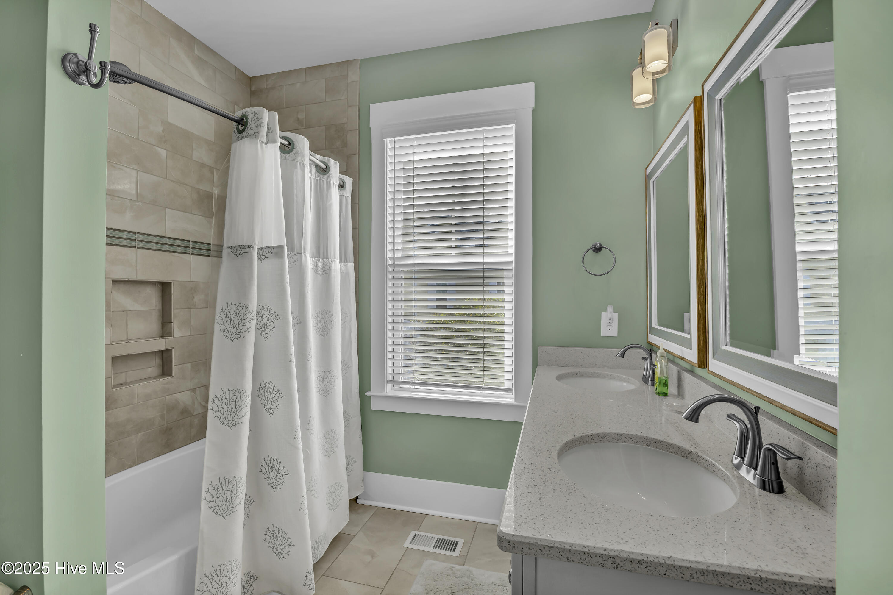 100535596 | Photo 38