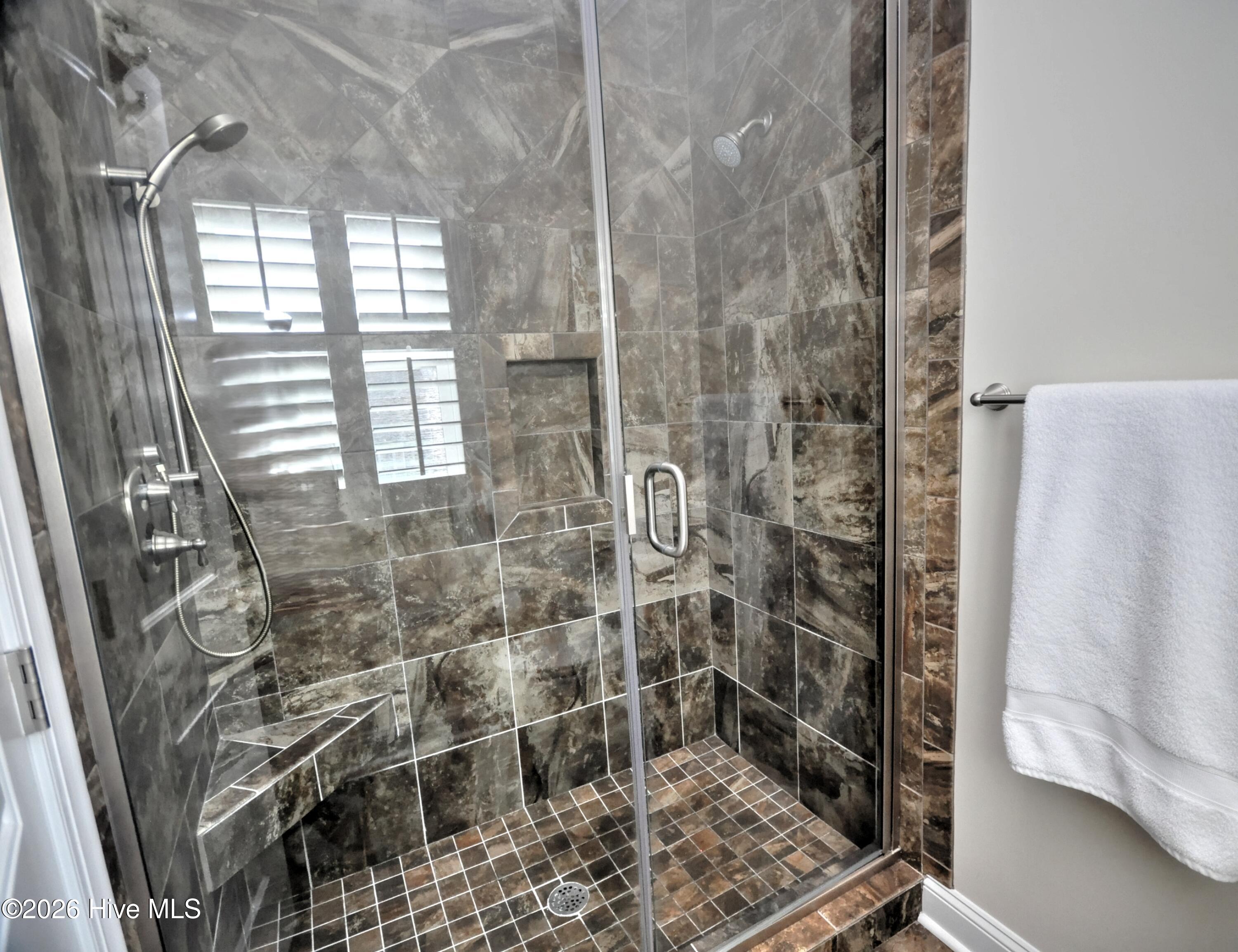 100558783 | Photo 25