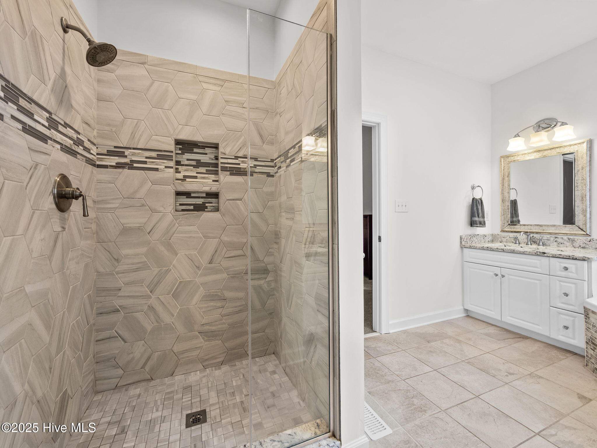 100519195 | Photo 22