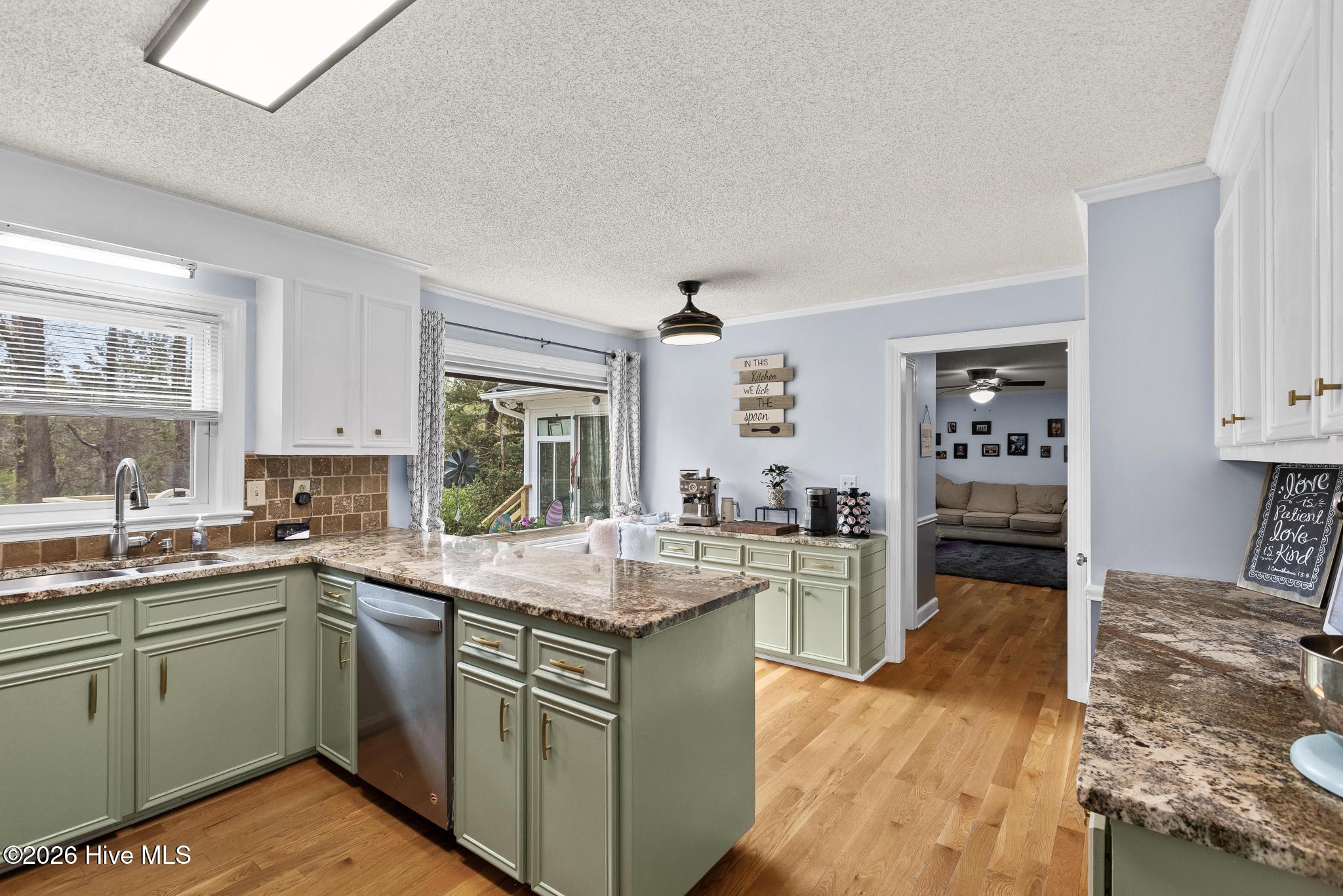 100563926 | Photo 16