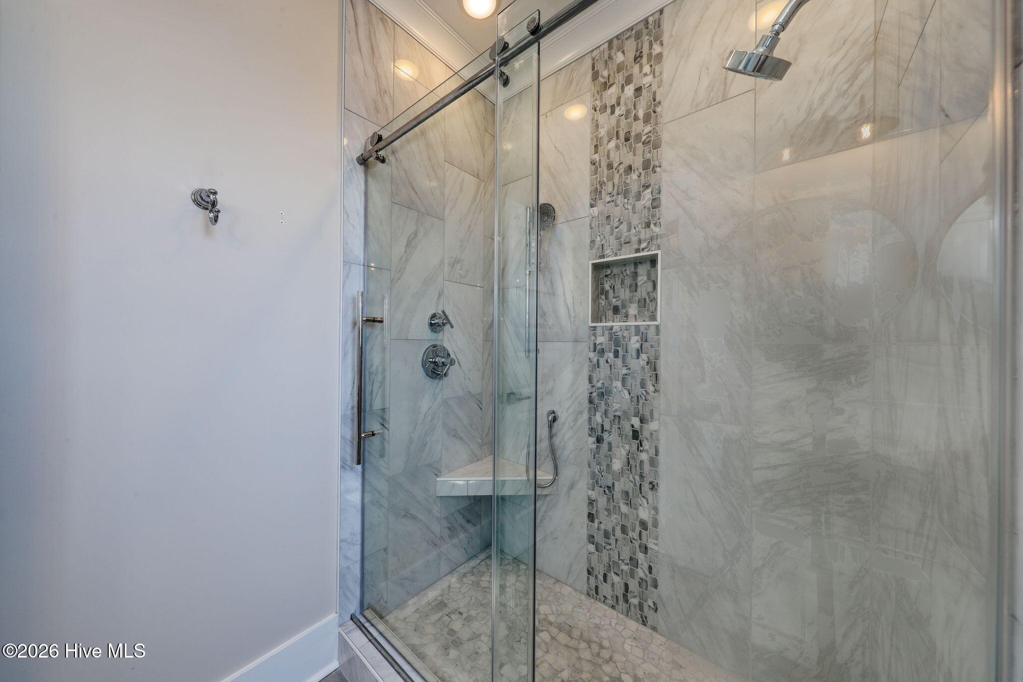 100557710 | Photo 24