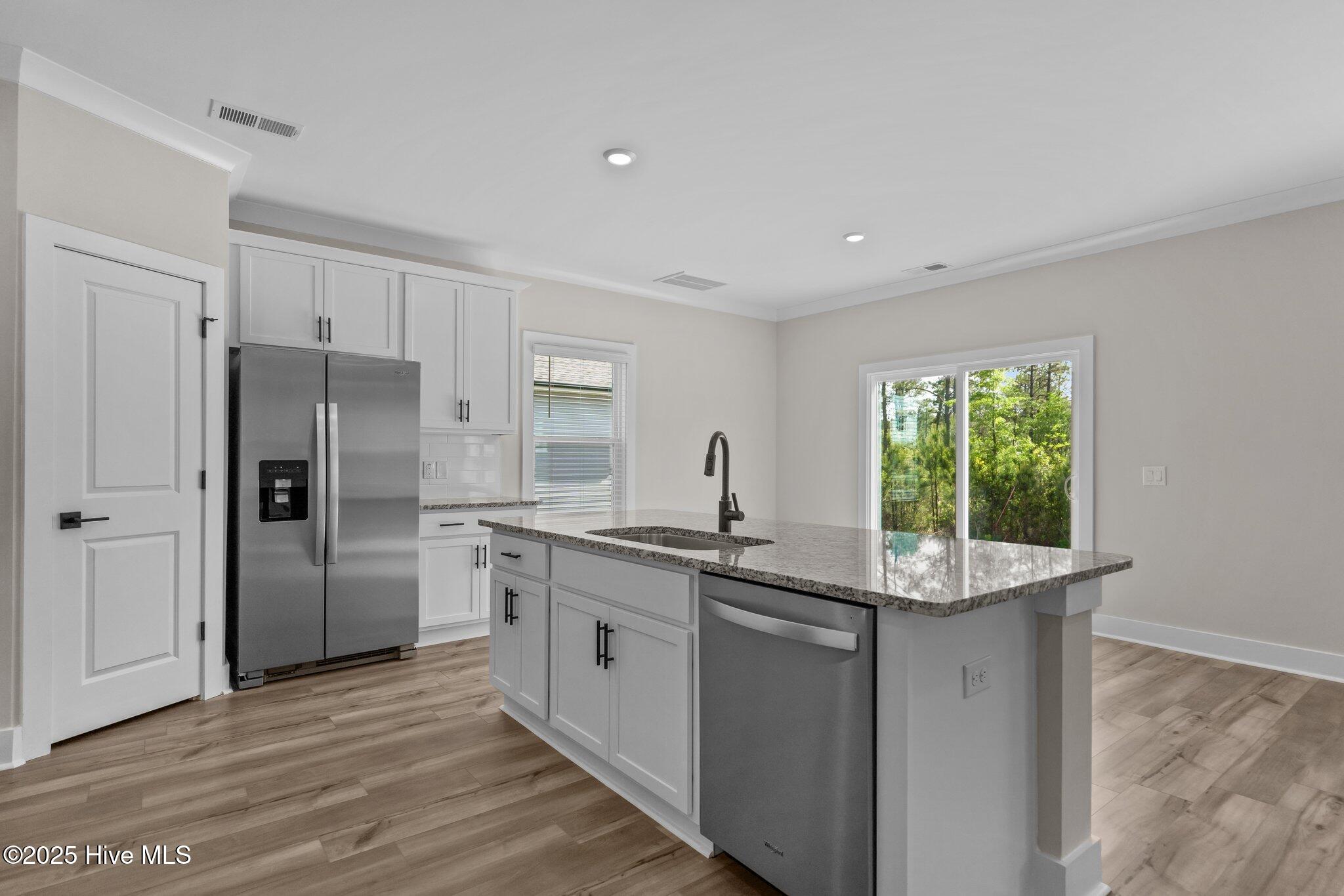 100546819 | Photo 11