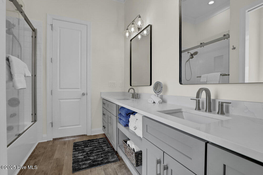 100499001 | Photo 39