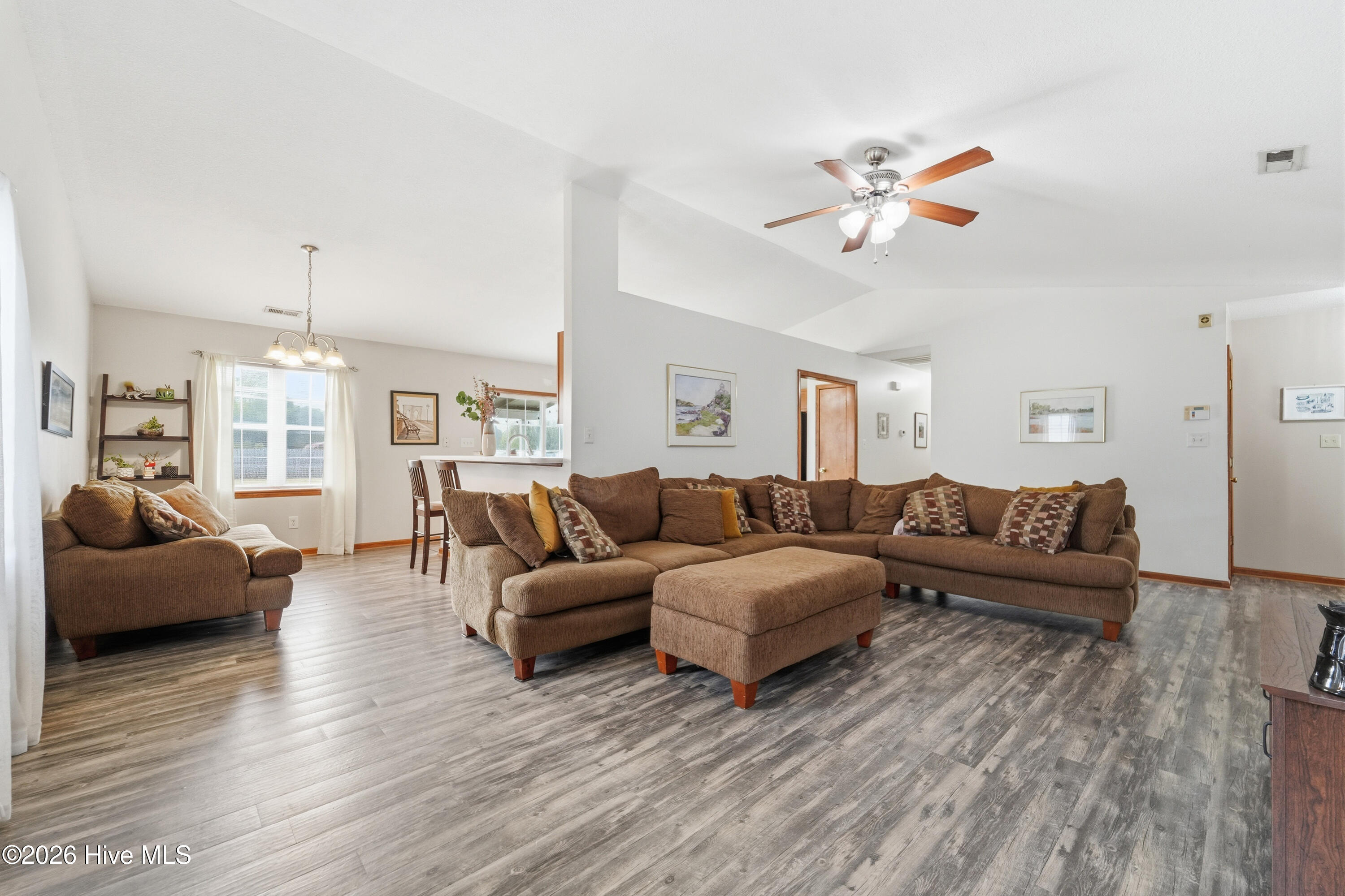 100562378 | Photo 11