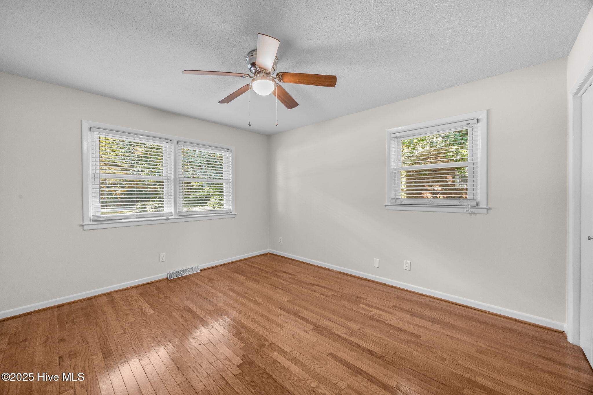 100540435 | Photo 30