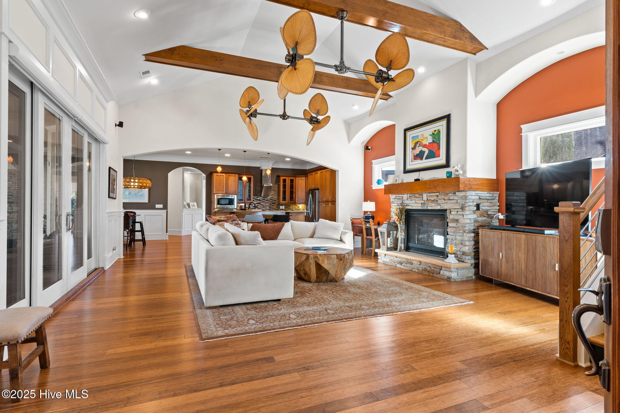 100540302 | Photo 29