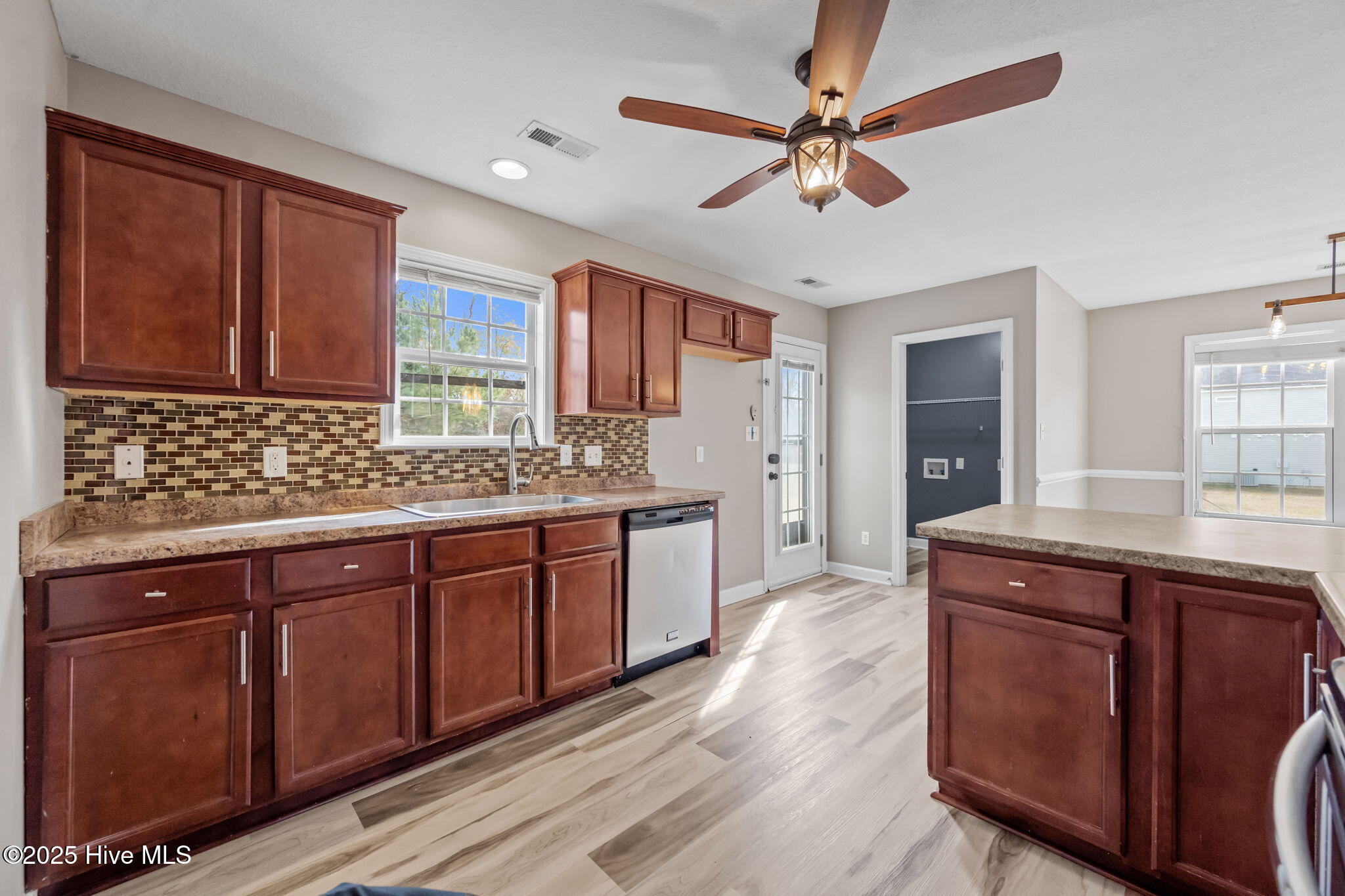 100546071 | Photo 31