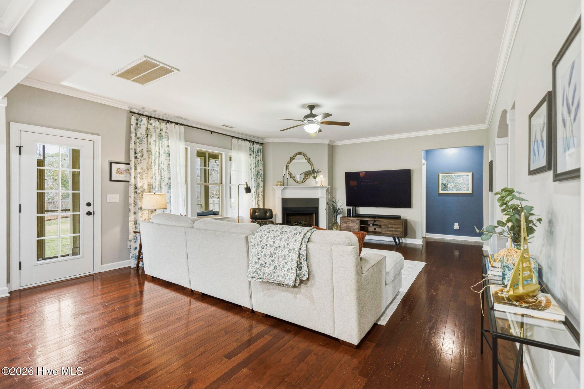 100562110 | Photo 25