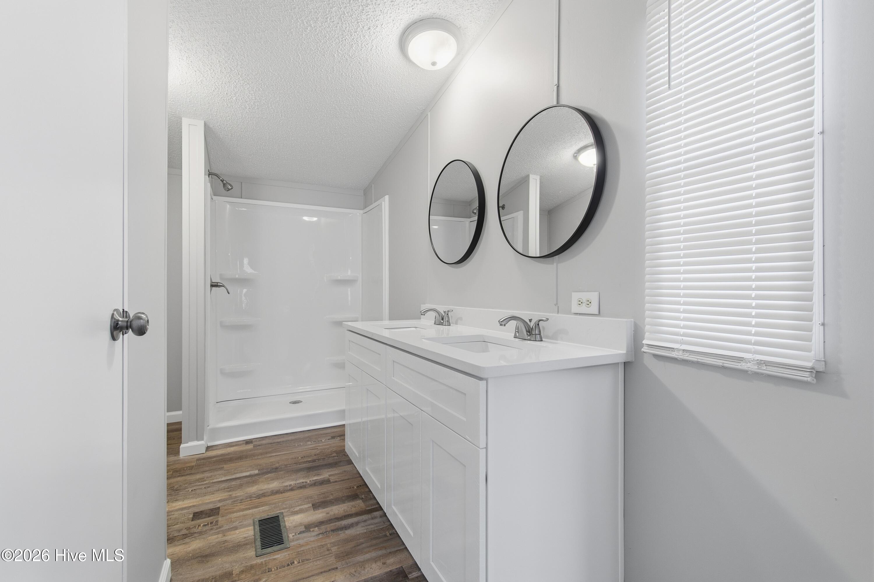 100549148 | Photo 16