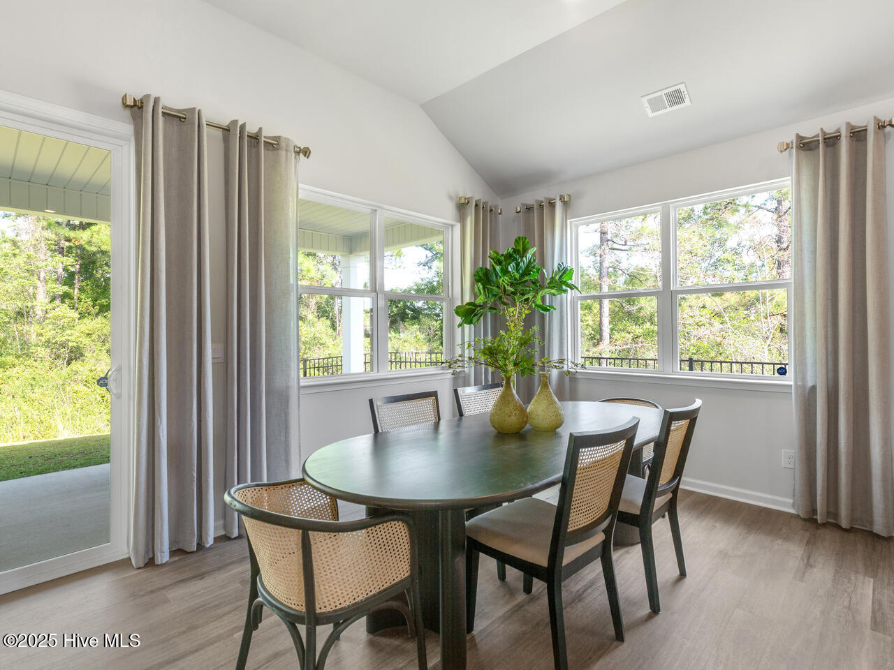 100567860 | Photo 12