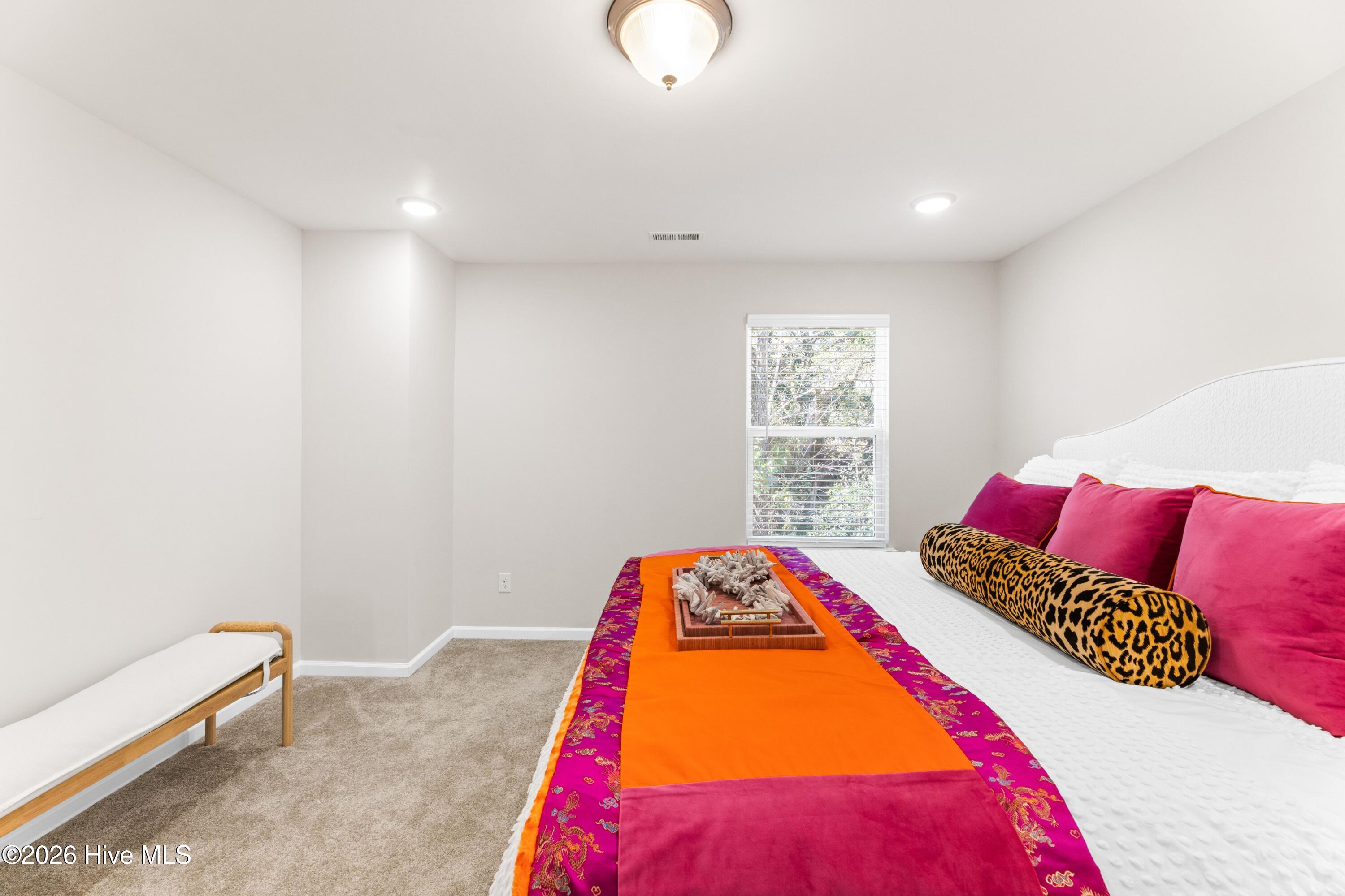 100561079 | Photo 33