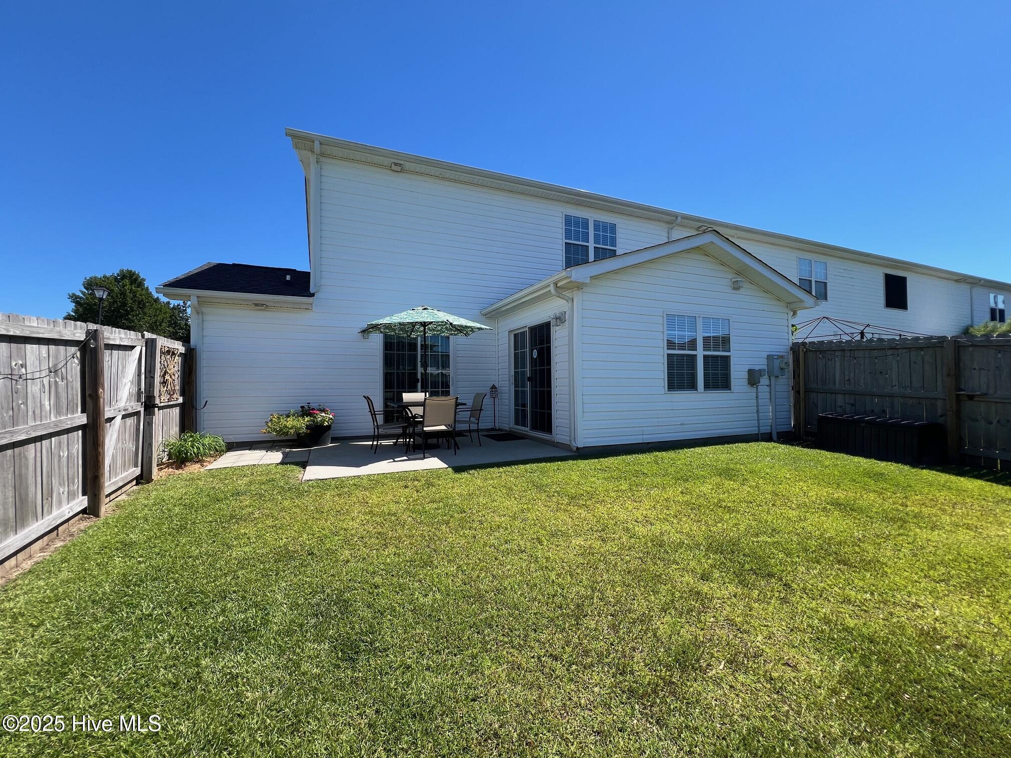137 Jessie Circle, Hubert, NC 28539 – photo 7: 7 Back of townhouse with patio