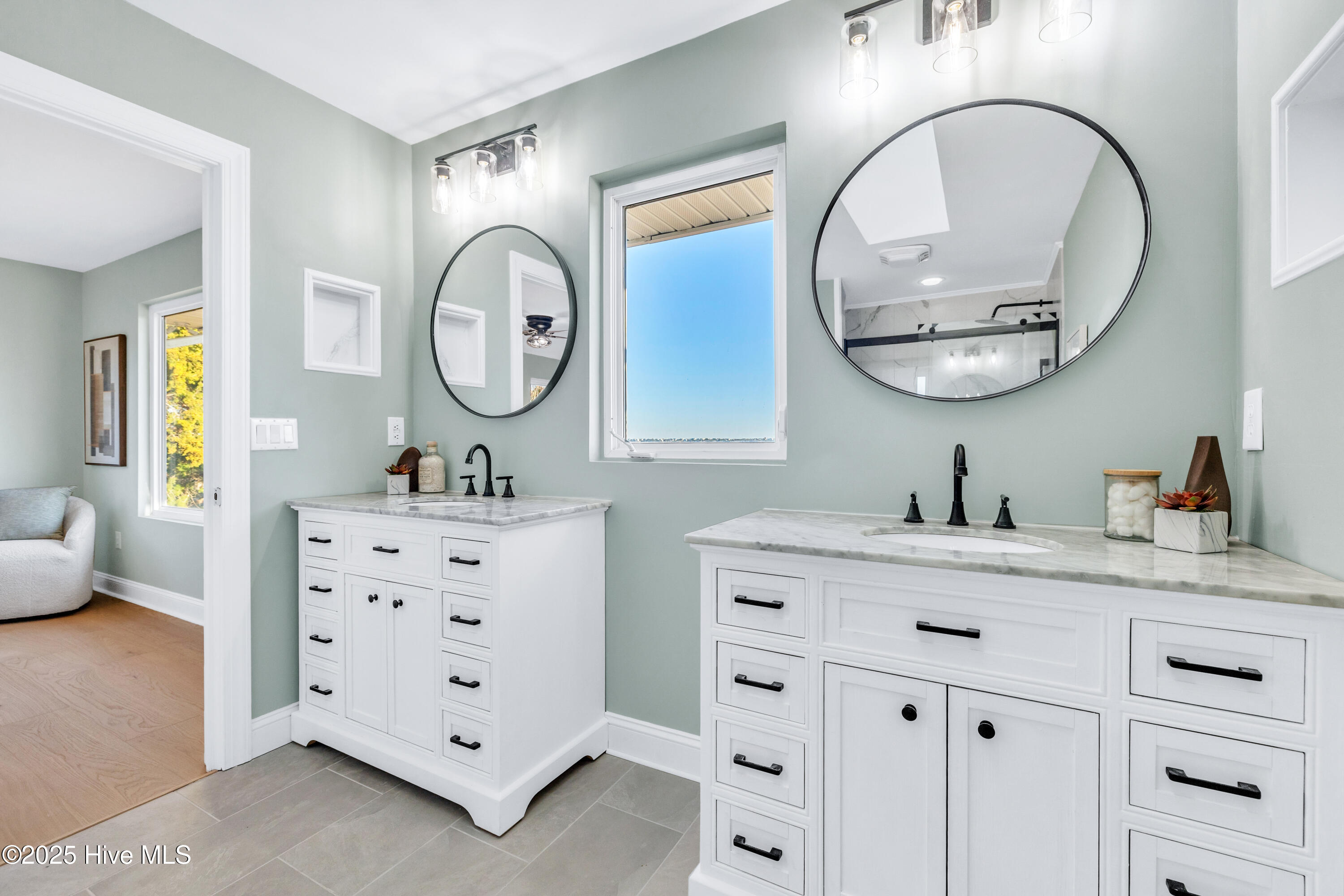 100545827 | Photo 33