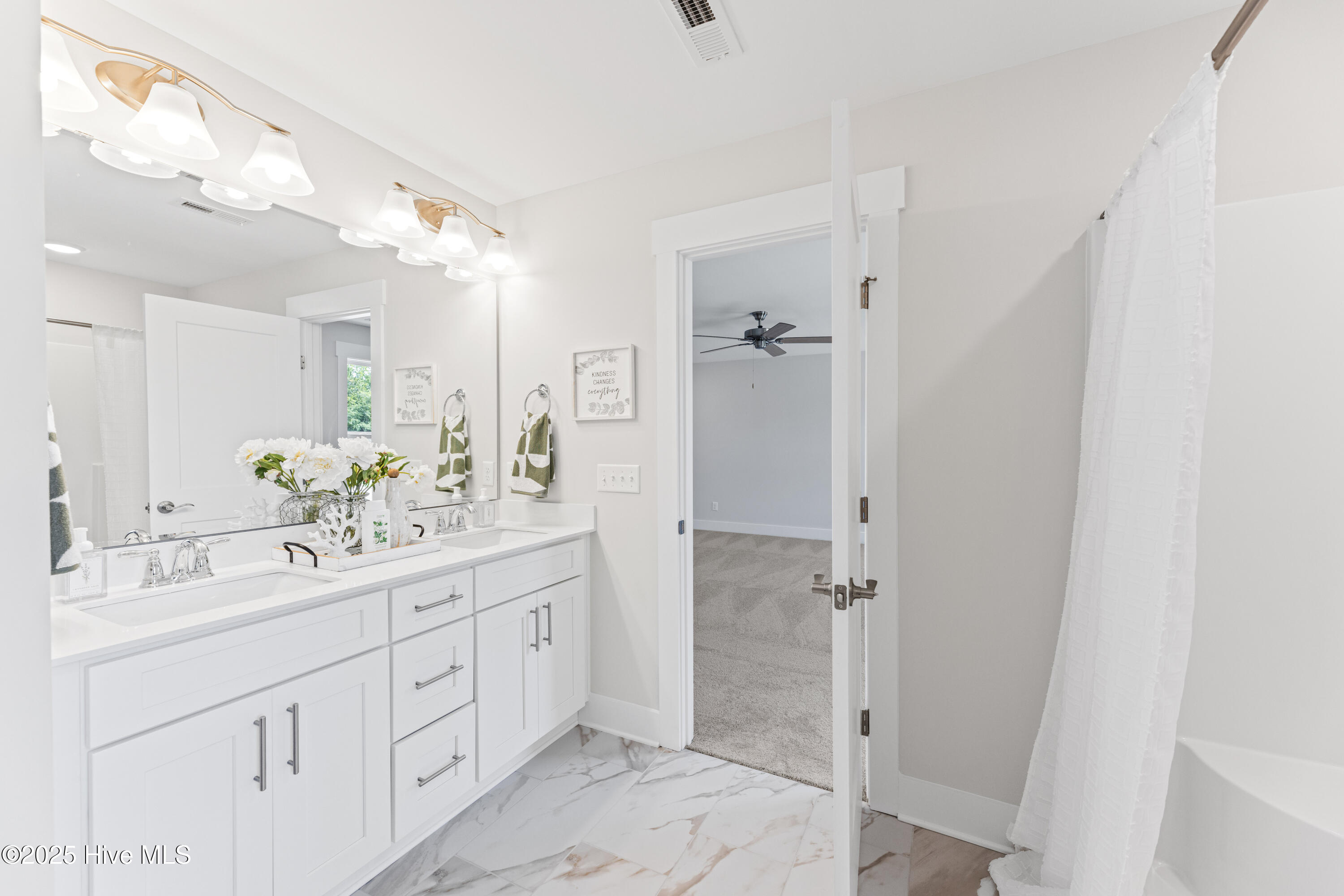 100528893 | Photo 14