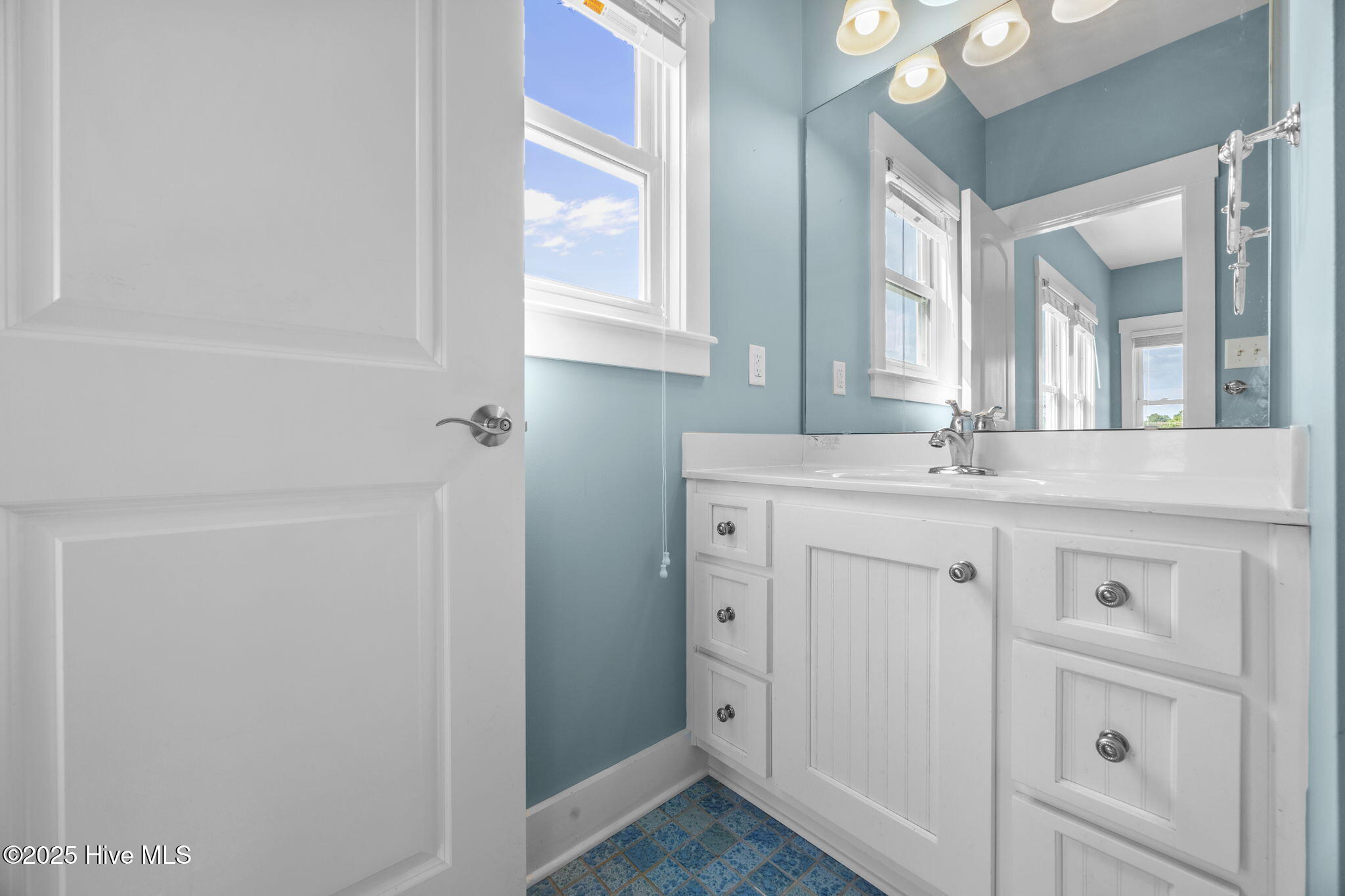 100525610 | Photo 30