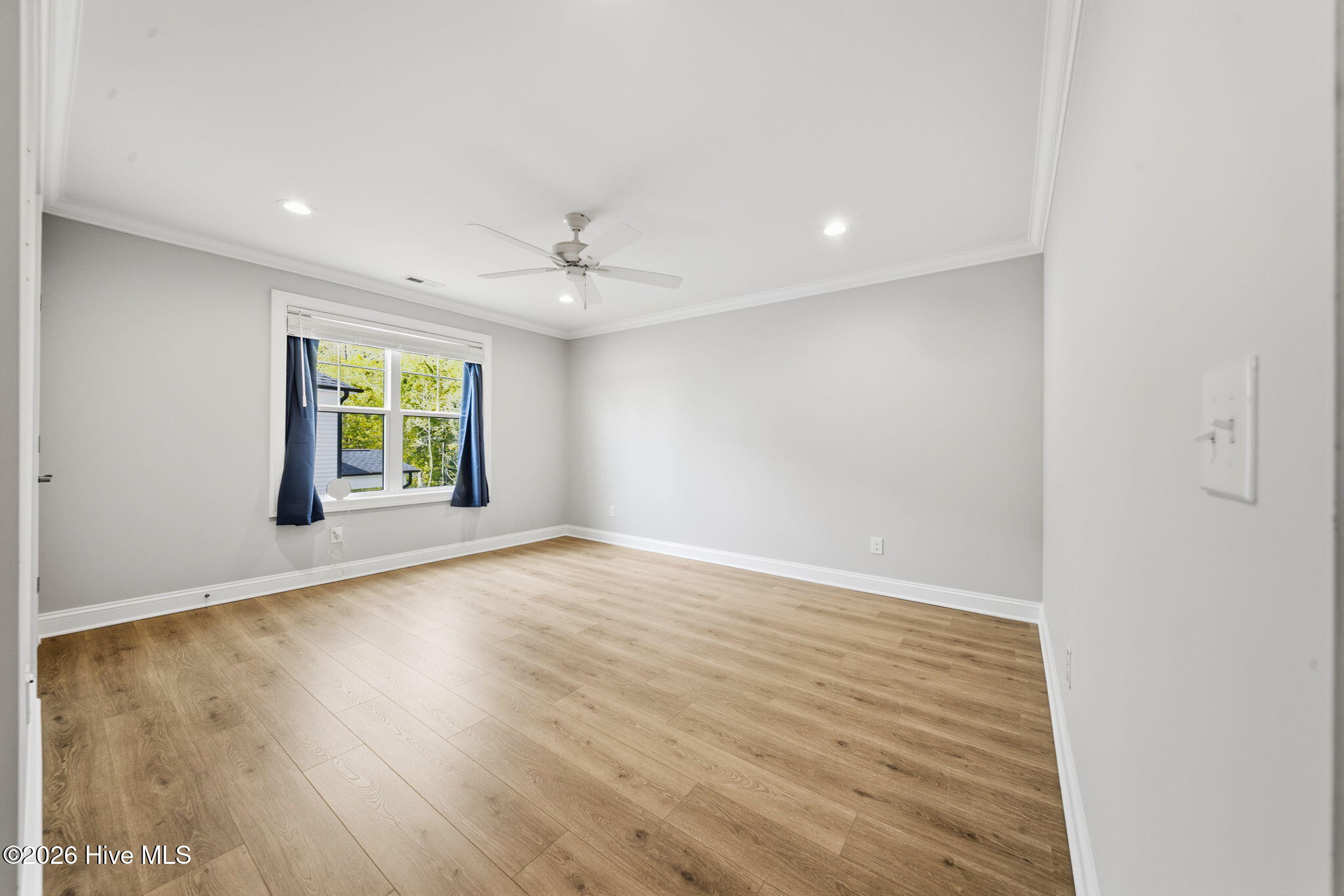 100567561 | Photo 43